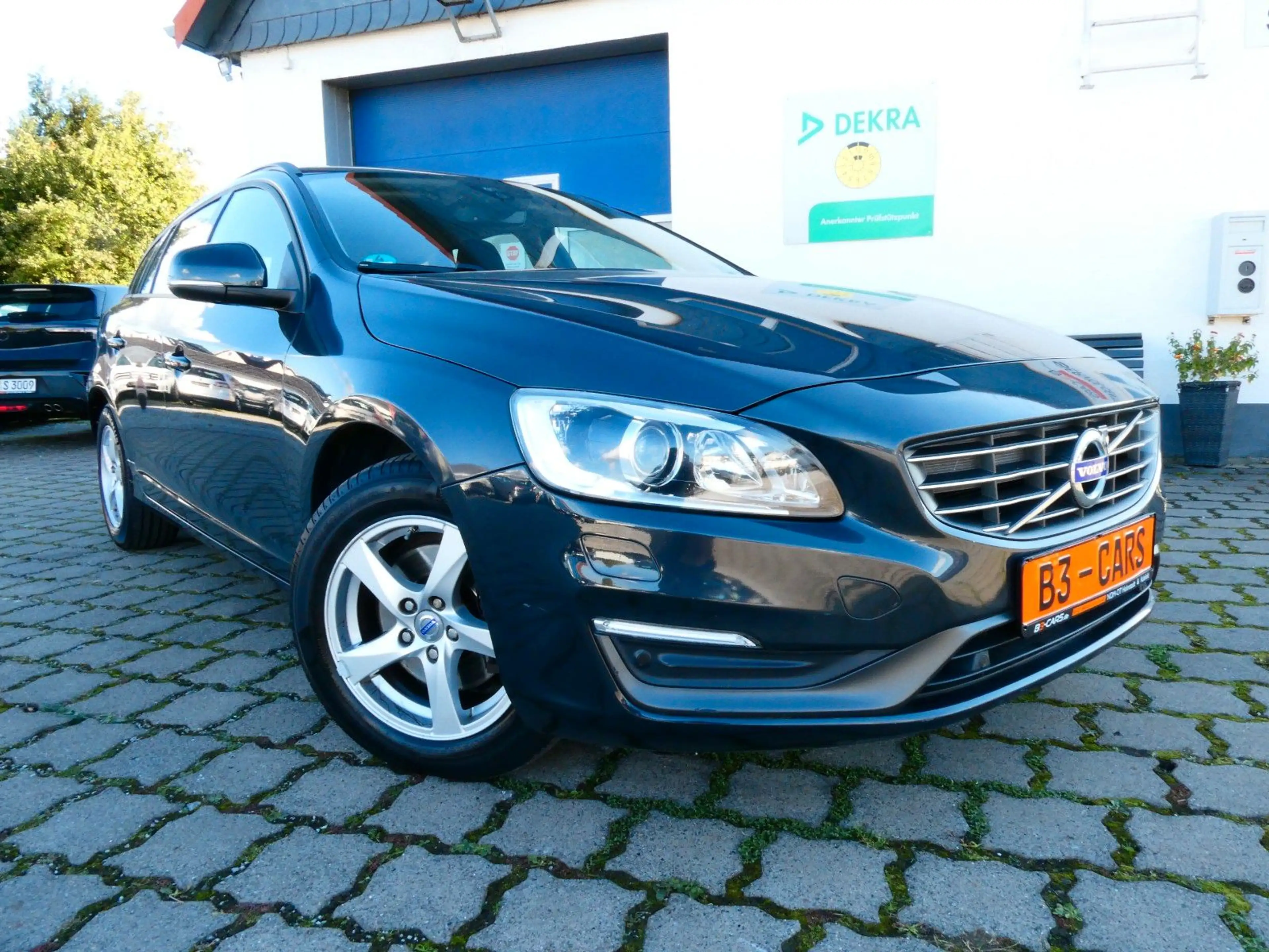 Volvo V60 Kombi Kinetic#XENON#NAVI#SHZ#2XPDC#AHK#
