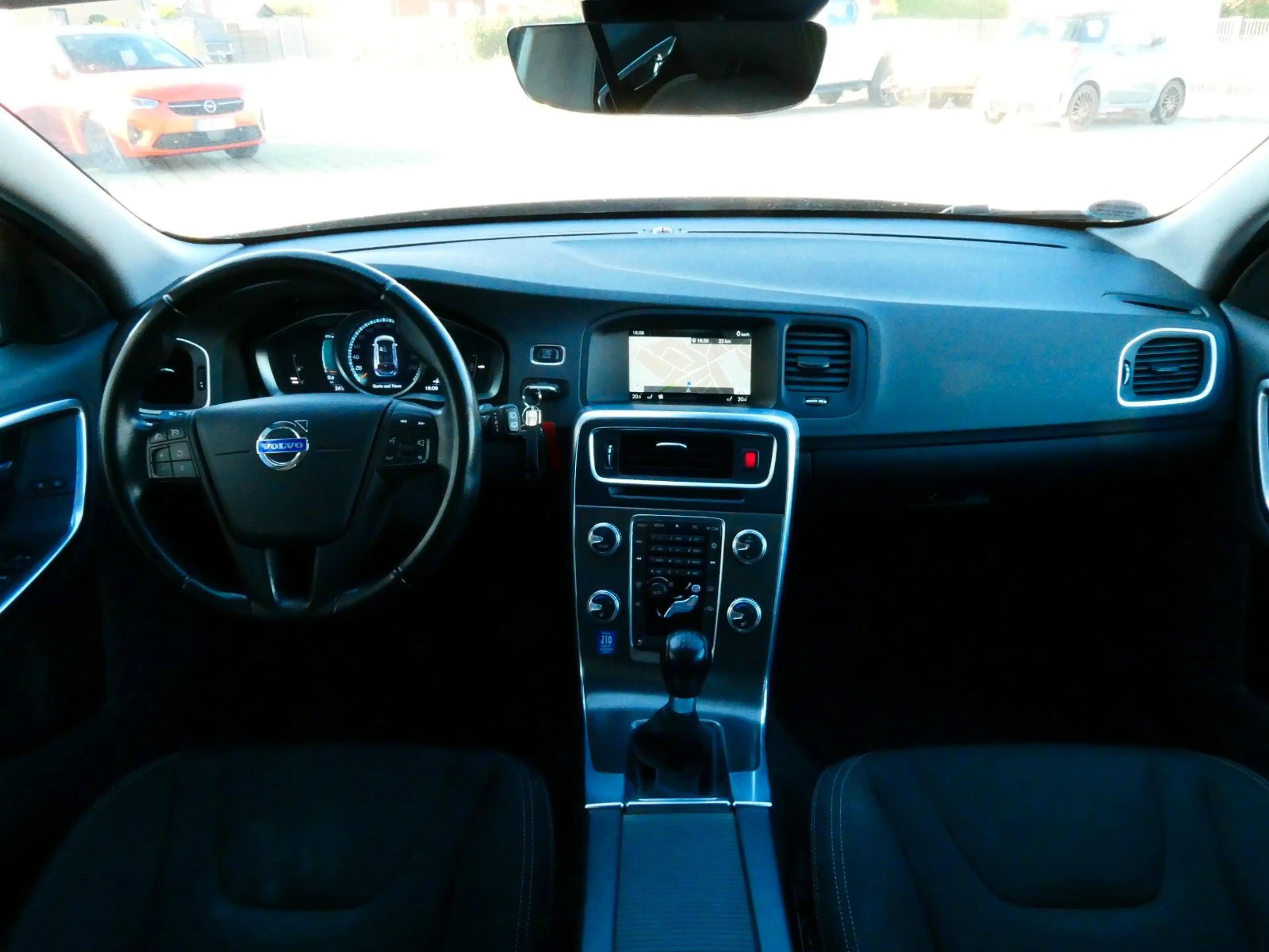 Volvo V60 Kombi Kinetic#XENON#NAVI#SHZ#2XPDC#AHK# — photo 17