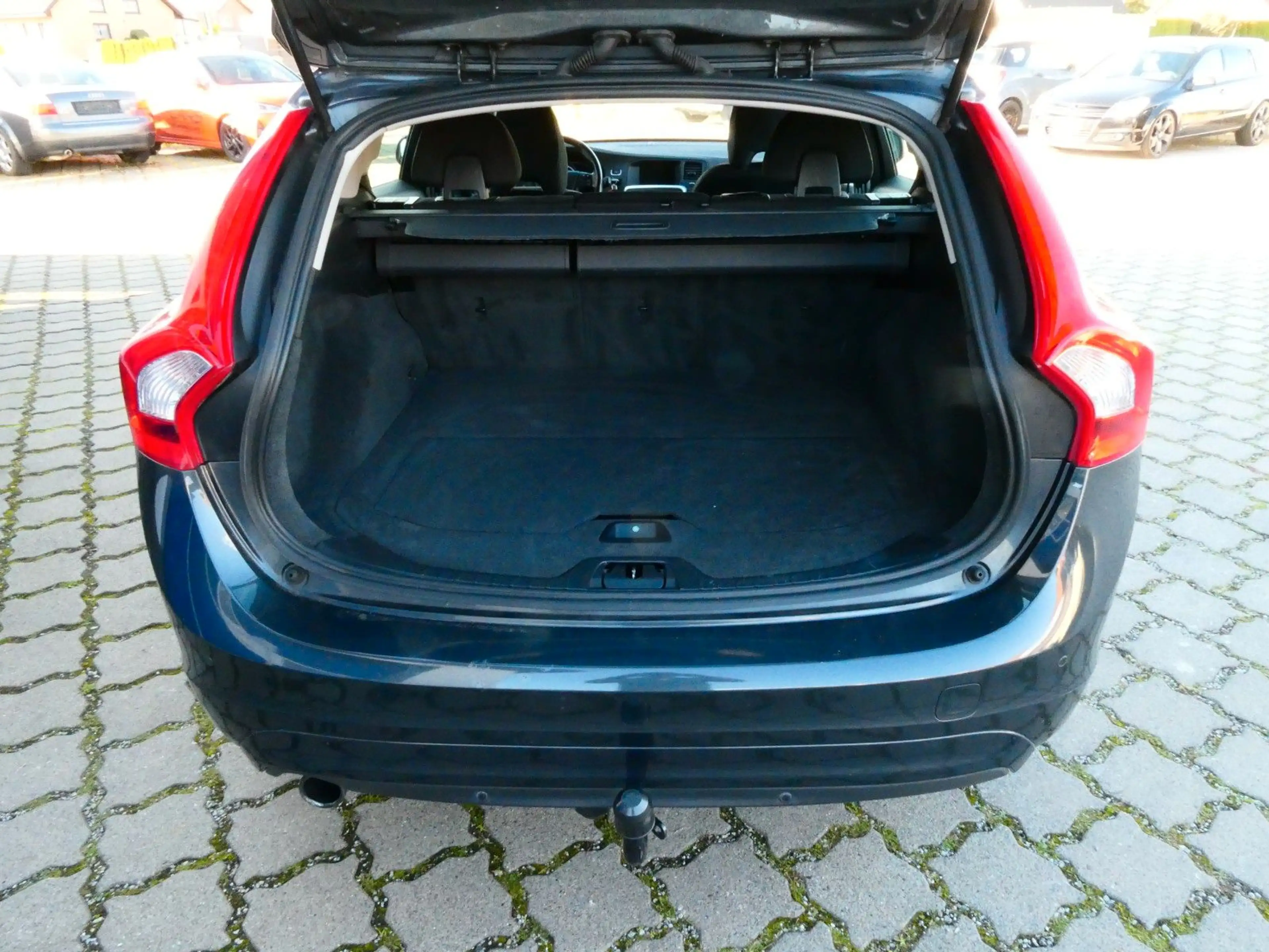 Volvo V60 Kombi Kinetic#XENON#NAVI#SHZ#2XPDC#AHK# — photo 12