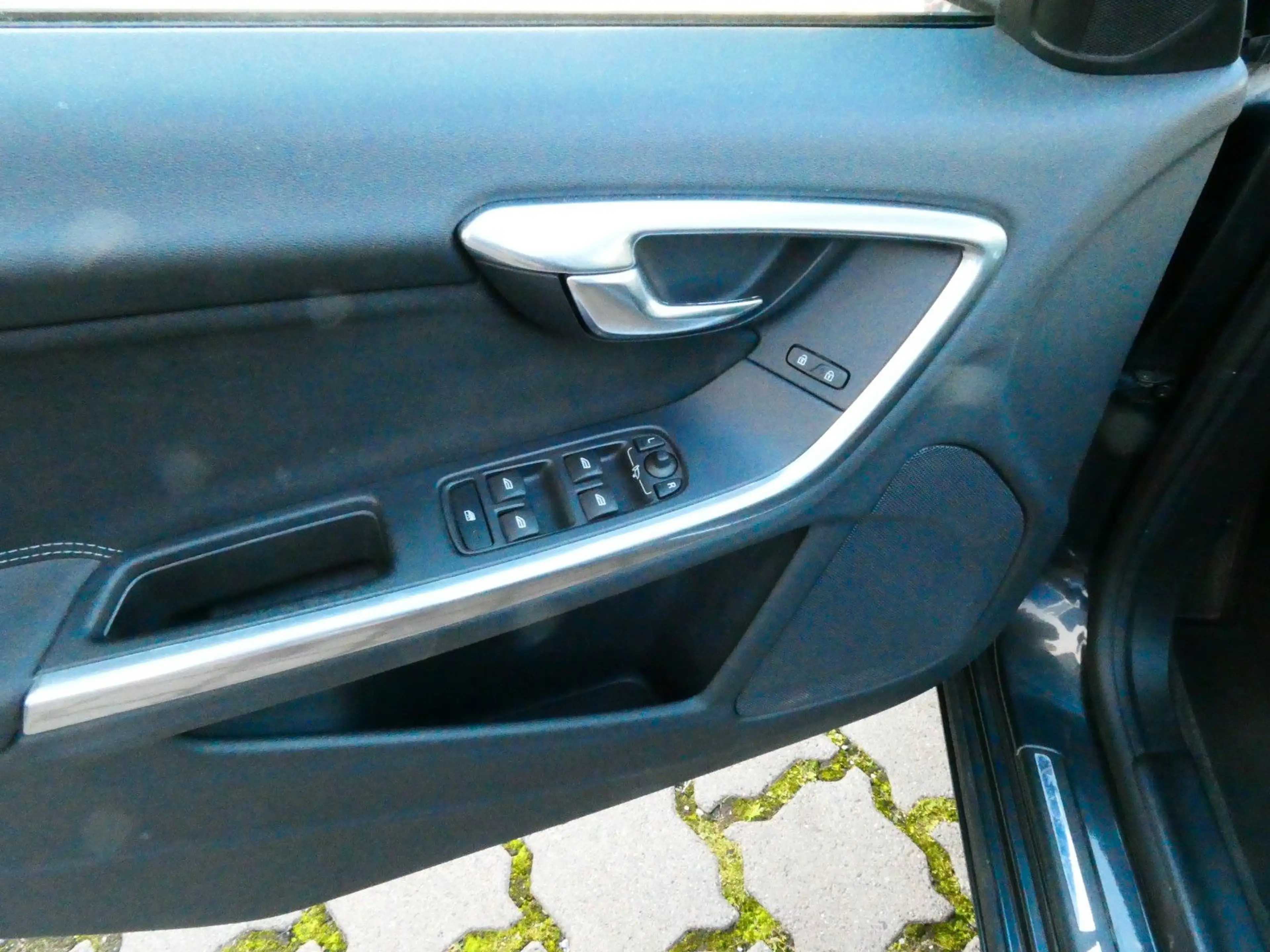 Volvo V60 Kombi Kinetic#XENON#NAVI#SHZ#2XPDC#AHK# — photo 14