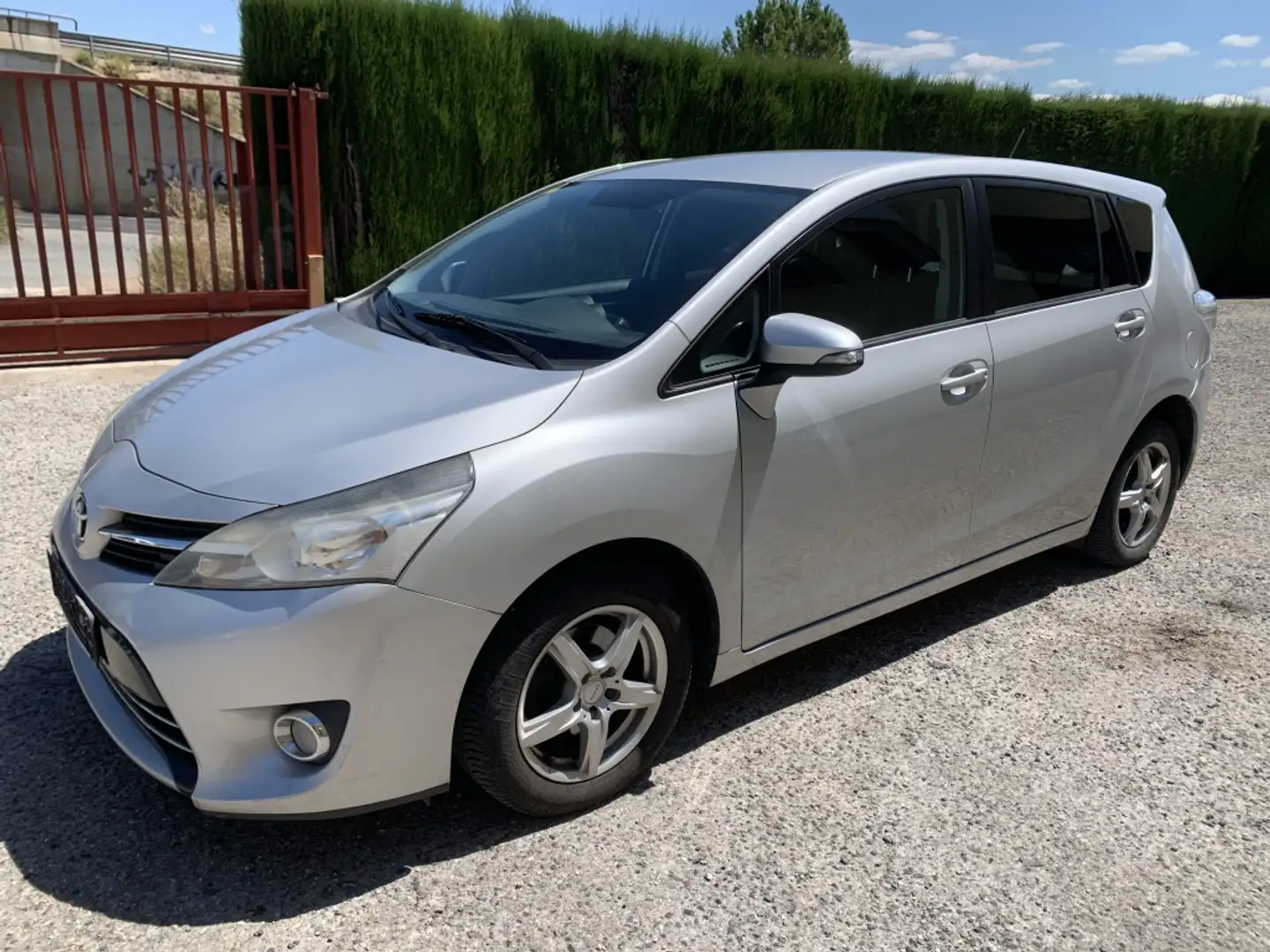 Toyota Verso 120D Comfort 5pl. Gris - 2