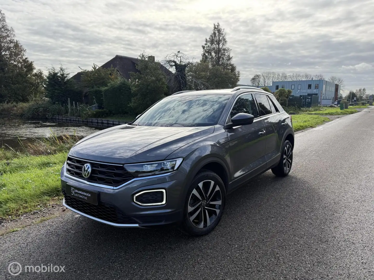 Volkswagen T-Roc 1.5 TSI DSG United / Cam / Navi / CarPlay Grijs - 1