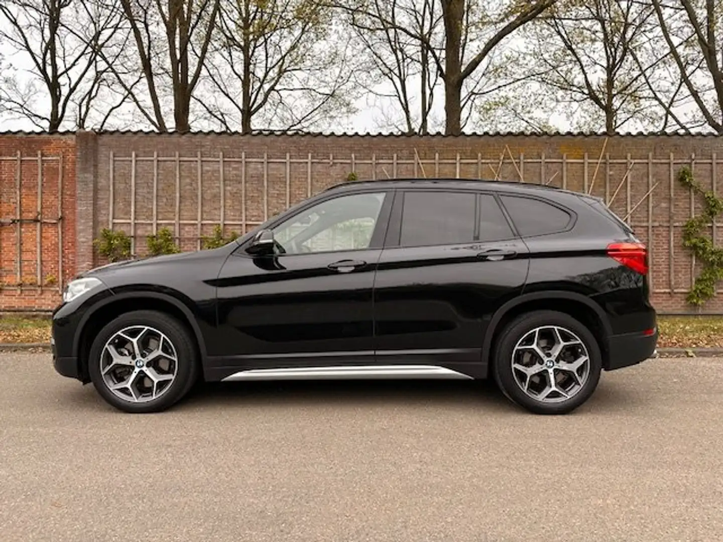BMW X1 sDrive20i | H&K Audio | Sportst. Zwart - 2