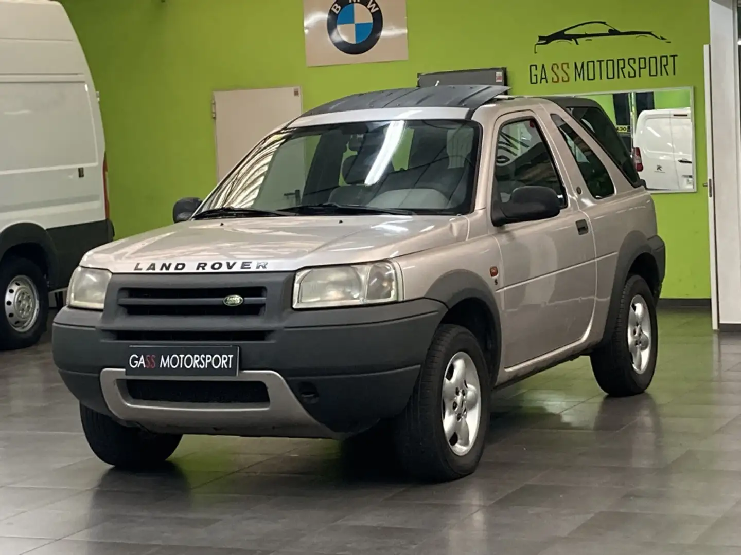 Land Rover Freelander 2.0 TD4 Plateado - 1