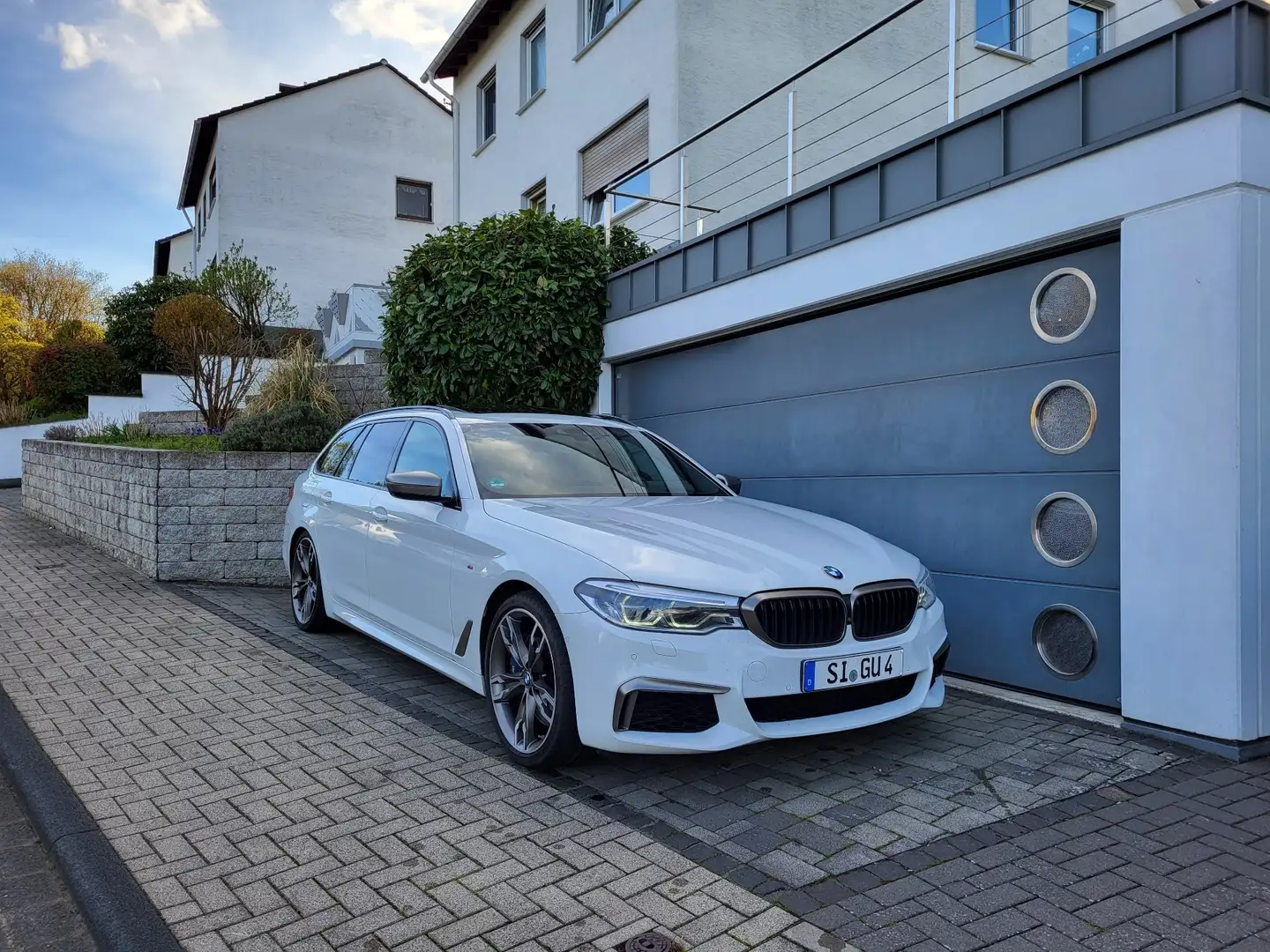 BMW 550 M550d xDrive Touring AHK, HuD, Har+Kard Weiß - 1