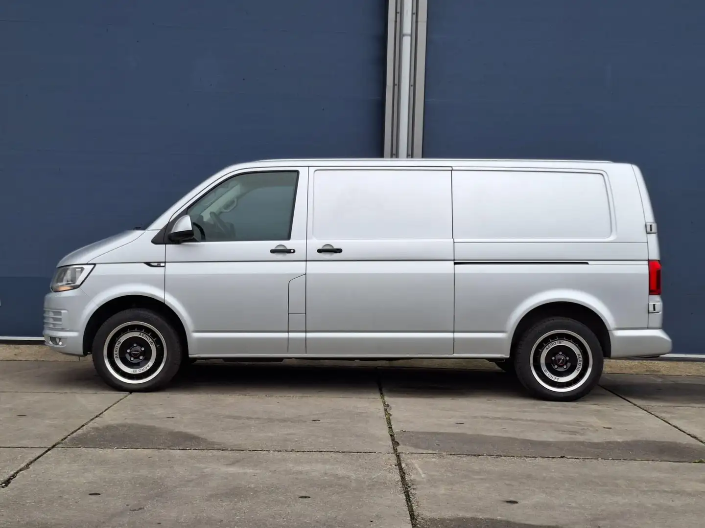 Volkswagen T6 Transporter 2.0 TDI L2H1 Highline DUBBELE SCHUIFDEUR / AIRCO / Argent - 2