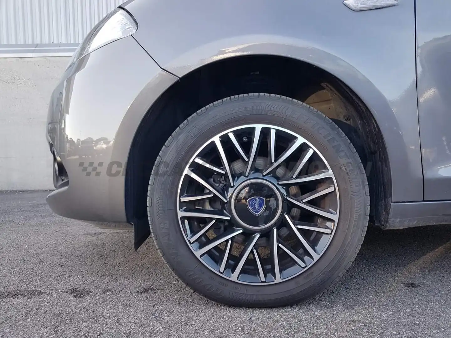 Lancia Ypsilon Ypsilon 1.0 firefly hybrid Platino s&s 70cv Grau - 2