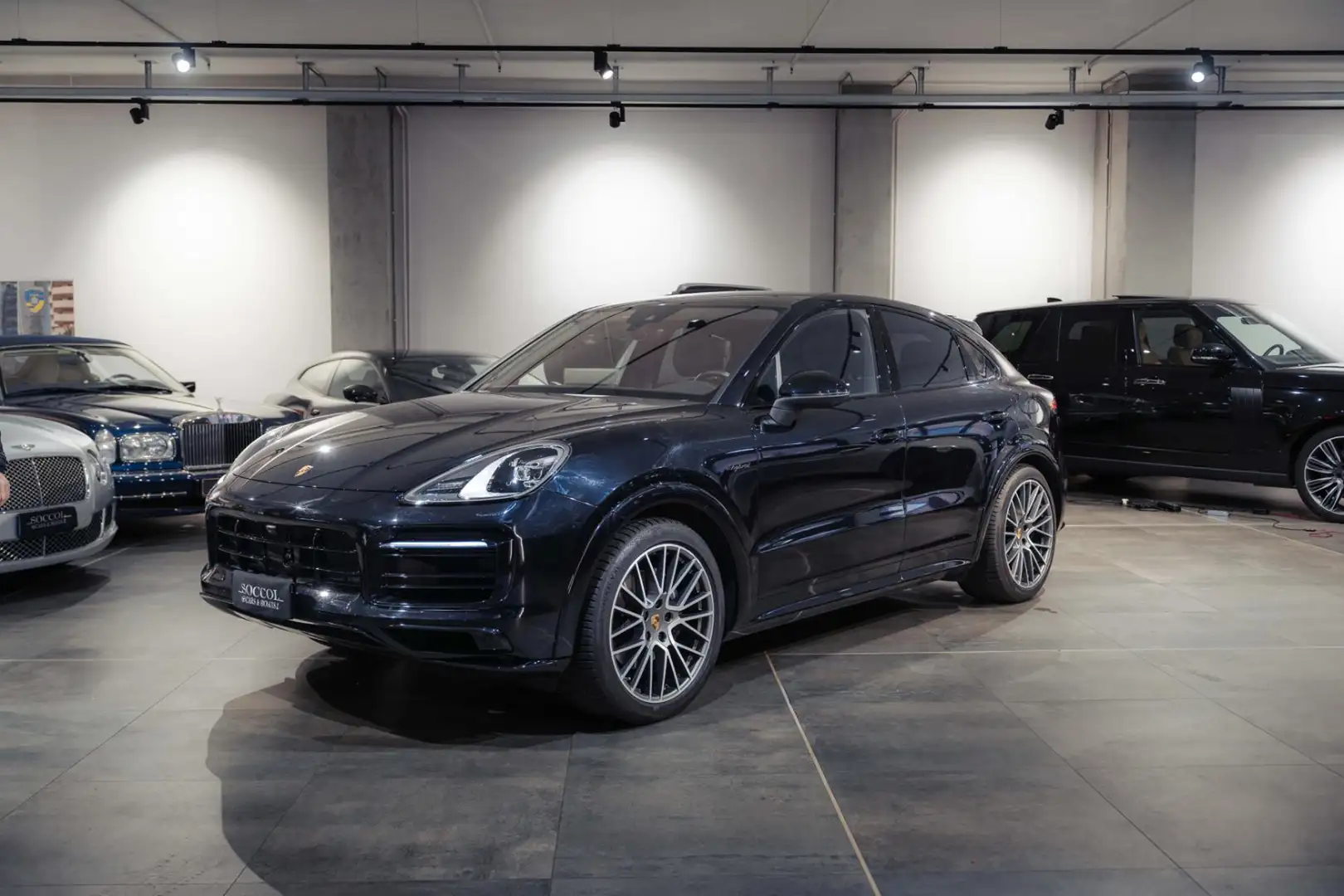 Porsche Cayenne Coupé 3.0 V6 E-Hybrid*KIT AERO*4 RUOTE STERZ*PNEU Noir - 1