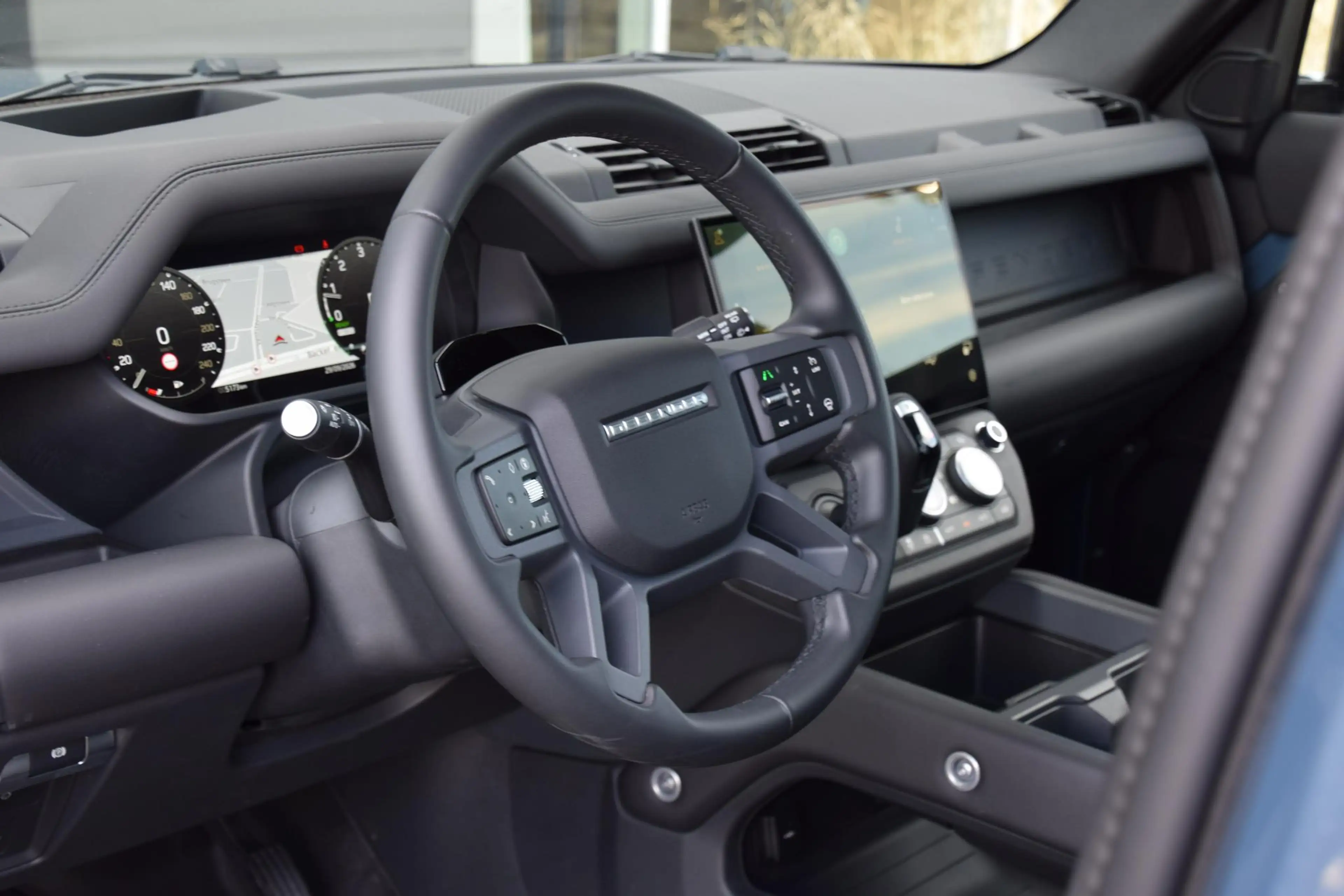 Land Rover Defender 110 2.0 P300e 110 X-Dynamic SE — photo 13