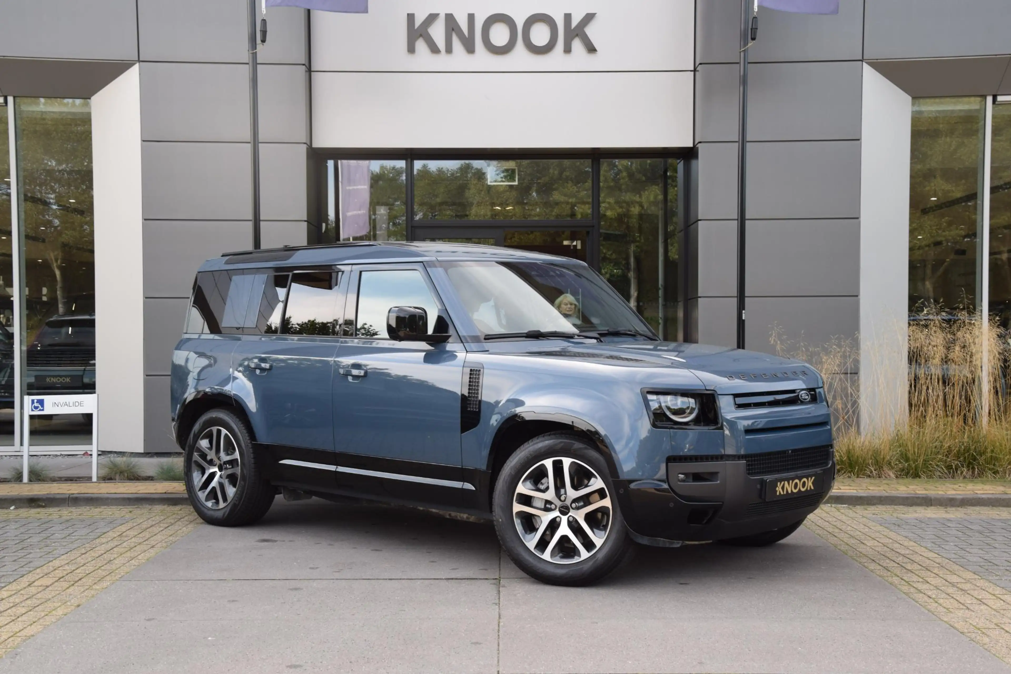 Land Rover Defender 110 2.0 P300e 110 X-Dynamic SE — photo 8