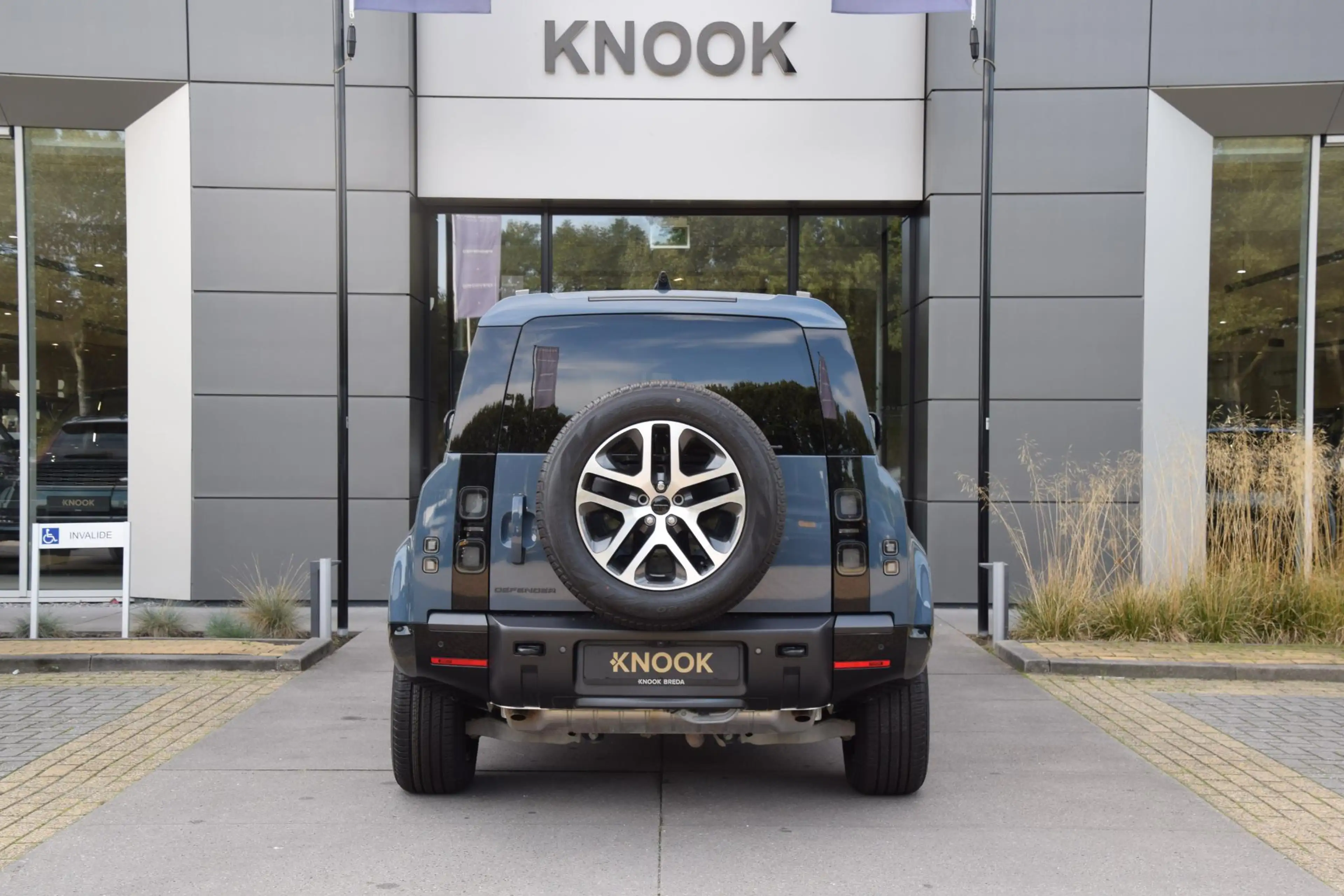 Land Rover Defender 110 2.0 P300e 110 X-Dynamic SE — photo 4