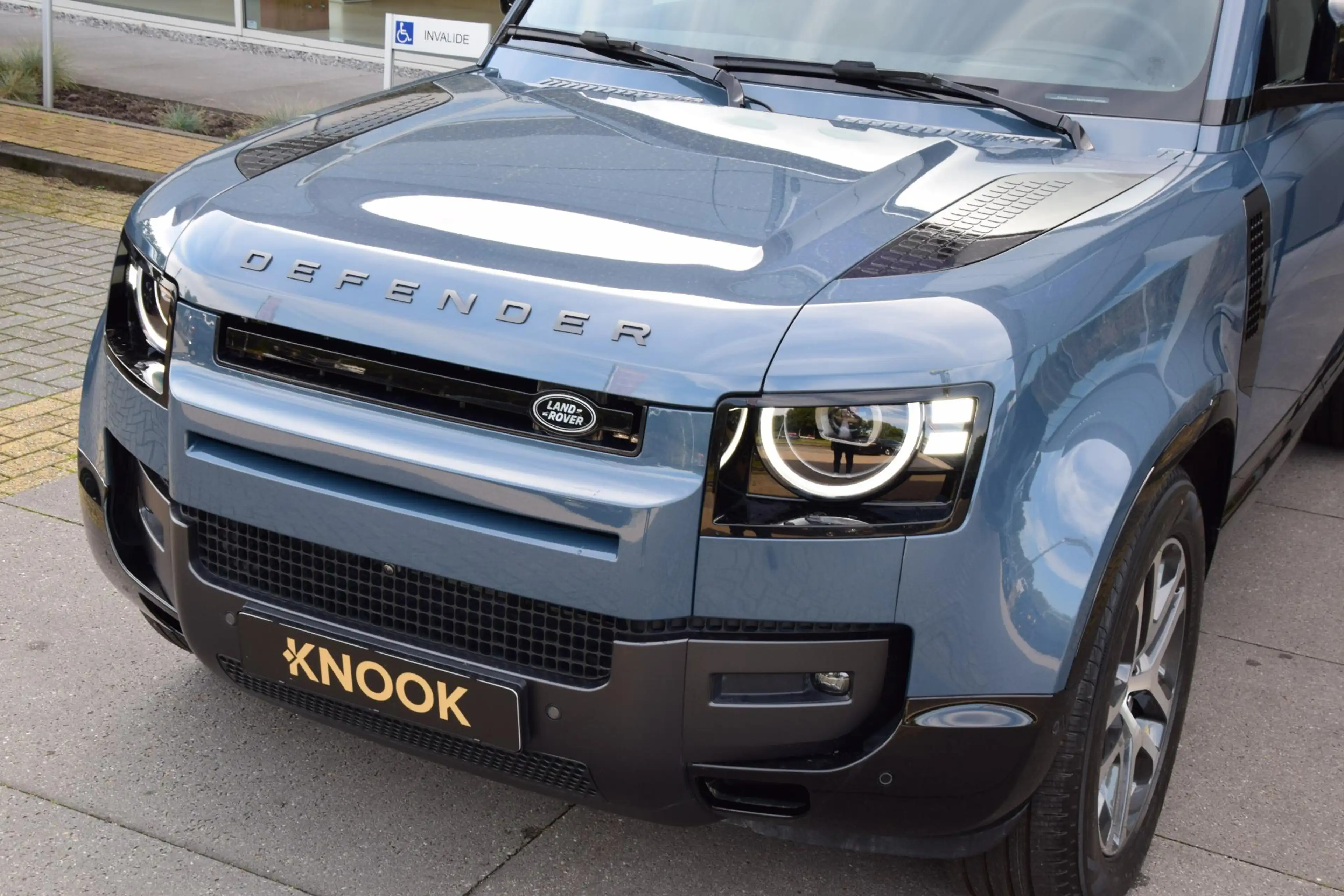 Land Rover Defender 110 2.0 P300e 110 X-Dynamic SE — photo 12