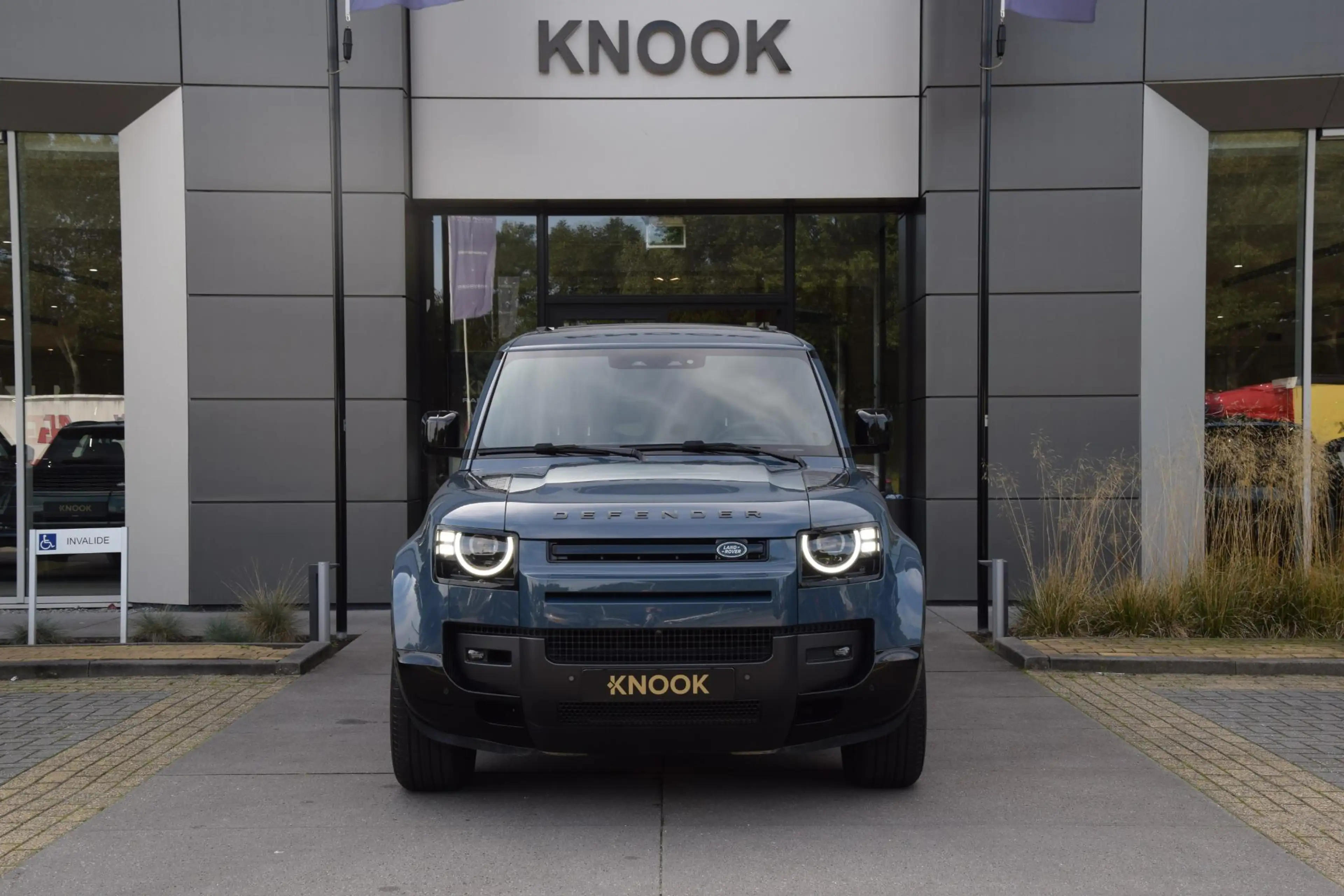 Land Rover Defender 110 2.0 P300e 110 X-Dynamic SE — photo 11