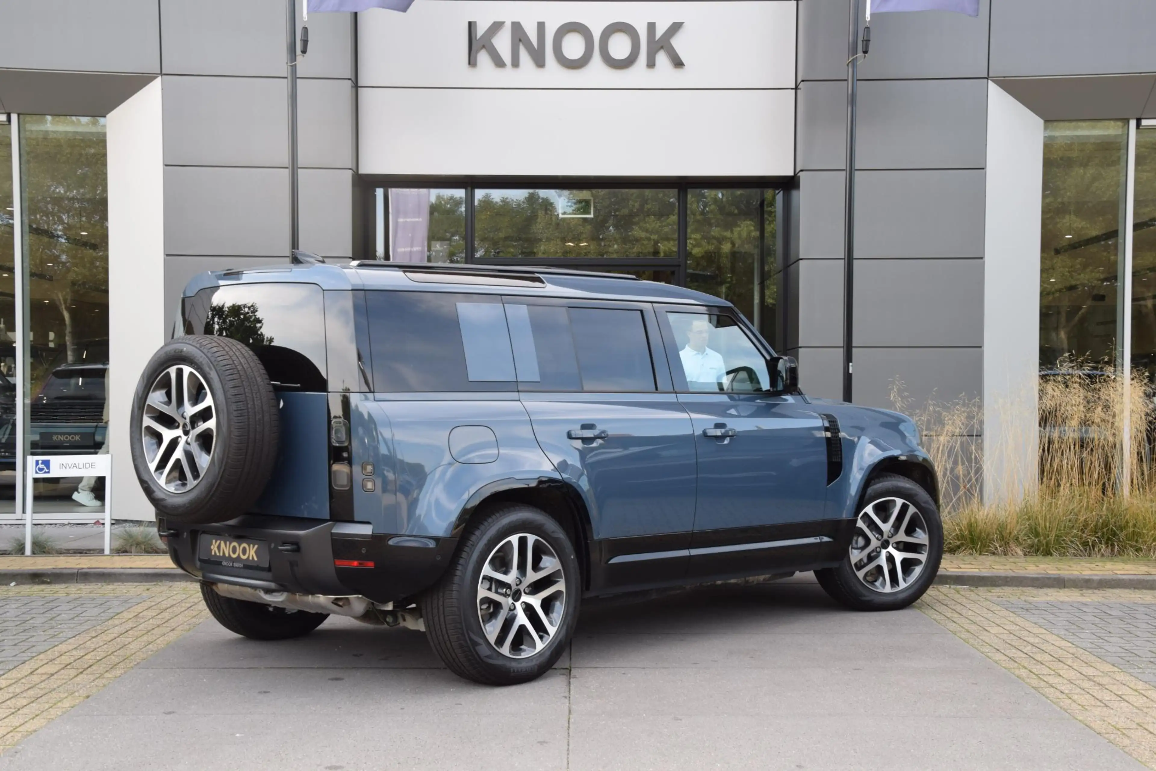 Land Rover Defender 110 2.0 P300e 110 X-Dynamic SE — photo 5