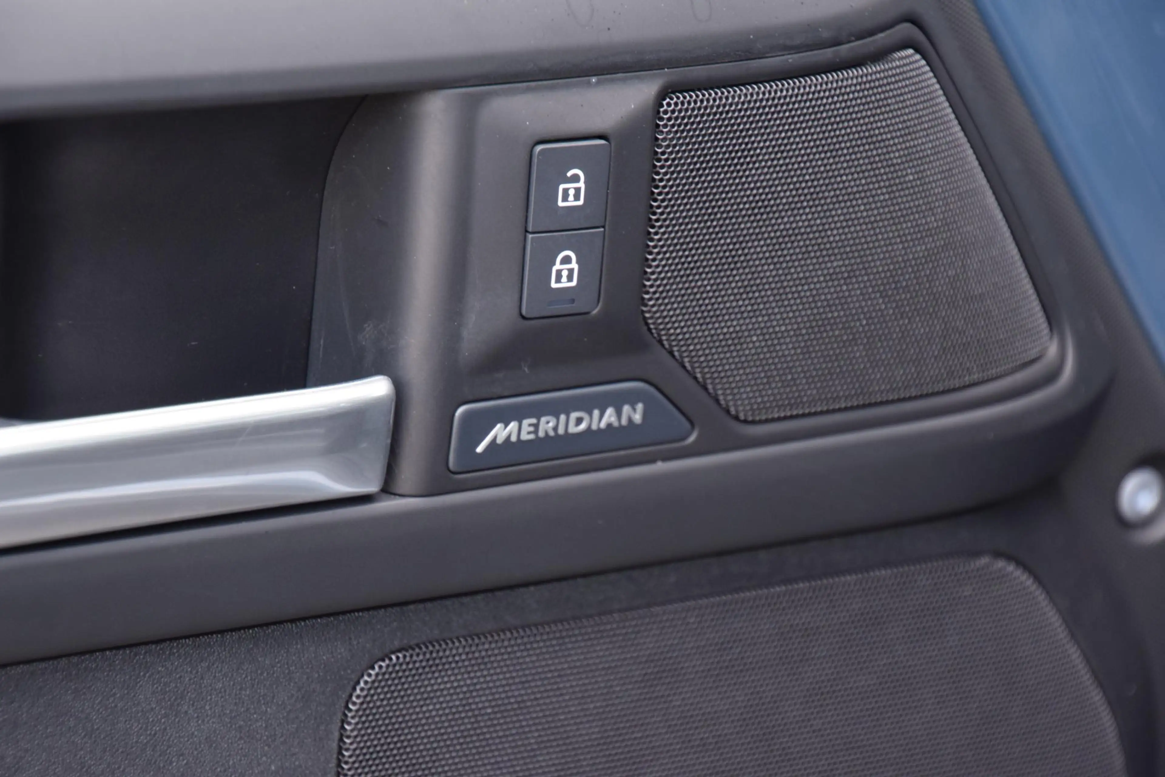 Land Rover Defender 110 2.0 P300e 110 X-Dynamic SE — photo 15