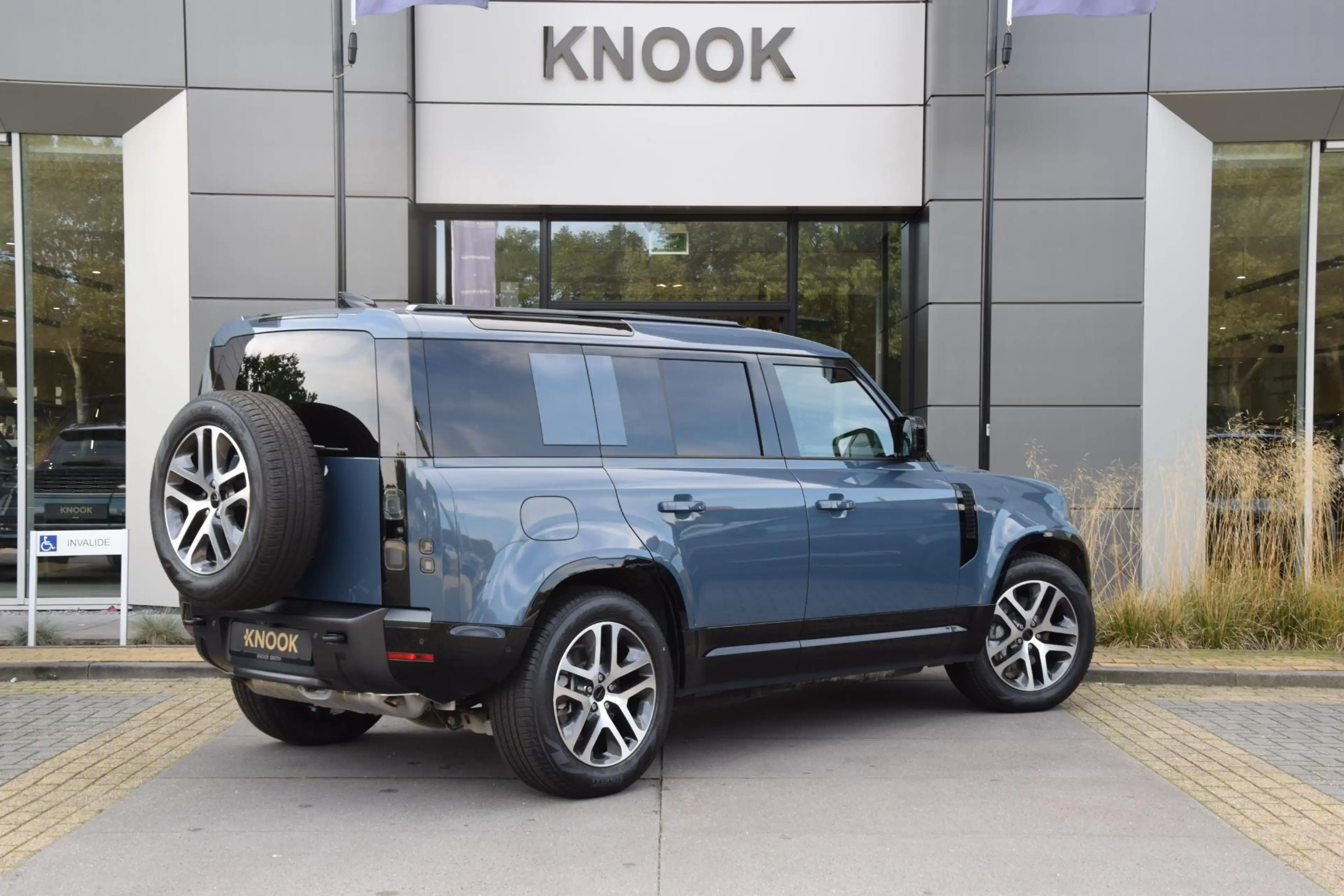 Land Rover Defender 110 2.0 P300e 110 X-Dynamic SE — photo 6