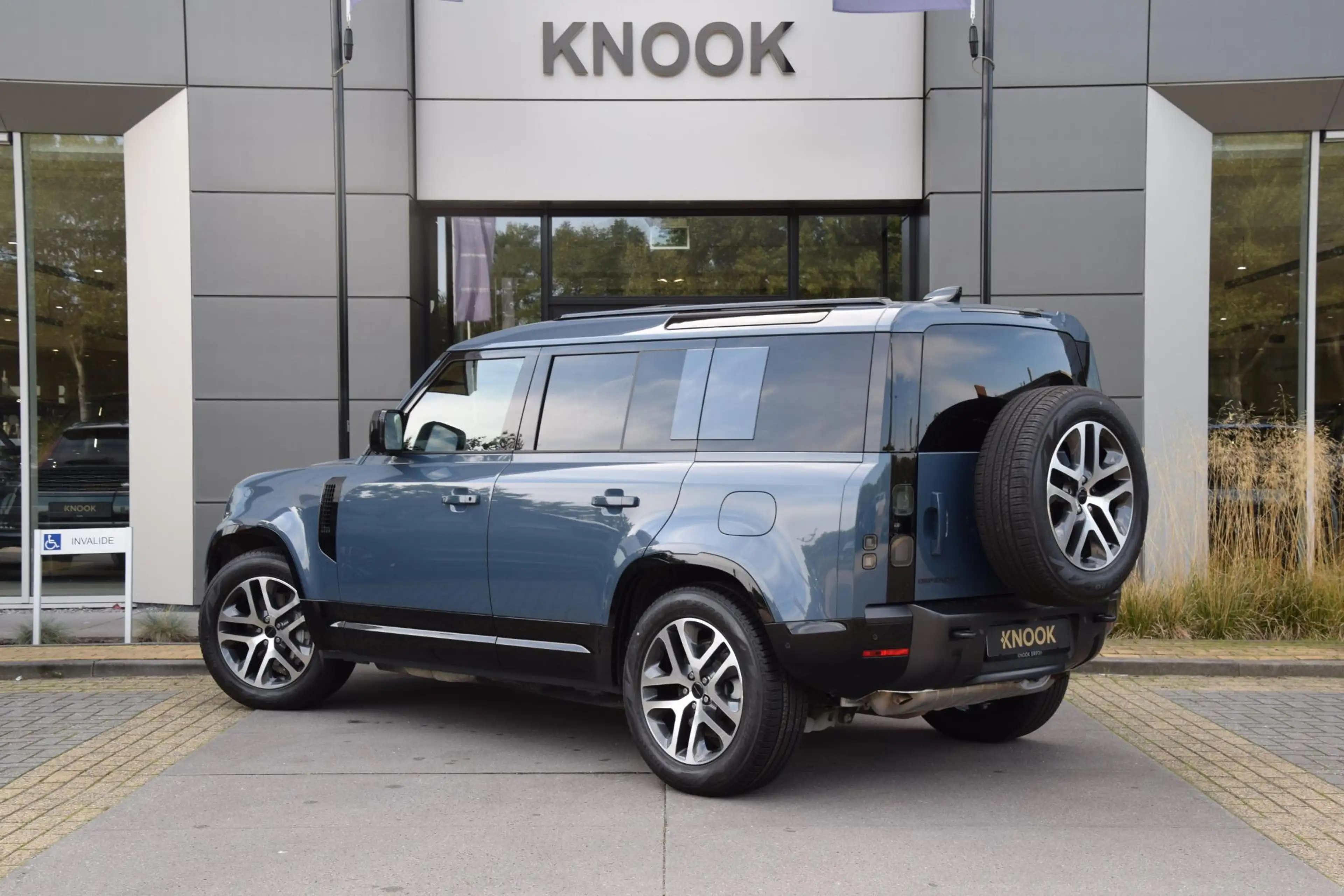 Land Rover Defender 110 2.0 P300e 110 X-Dynamic SE — photo 3