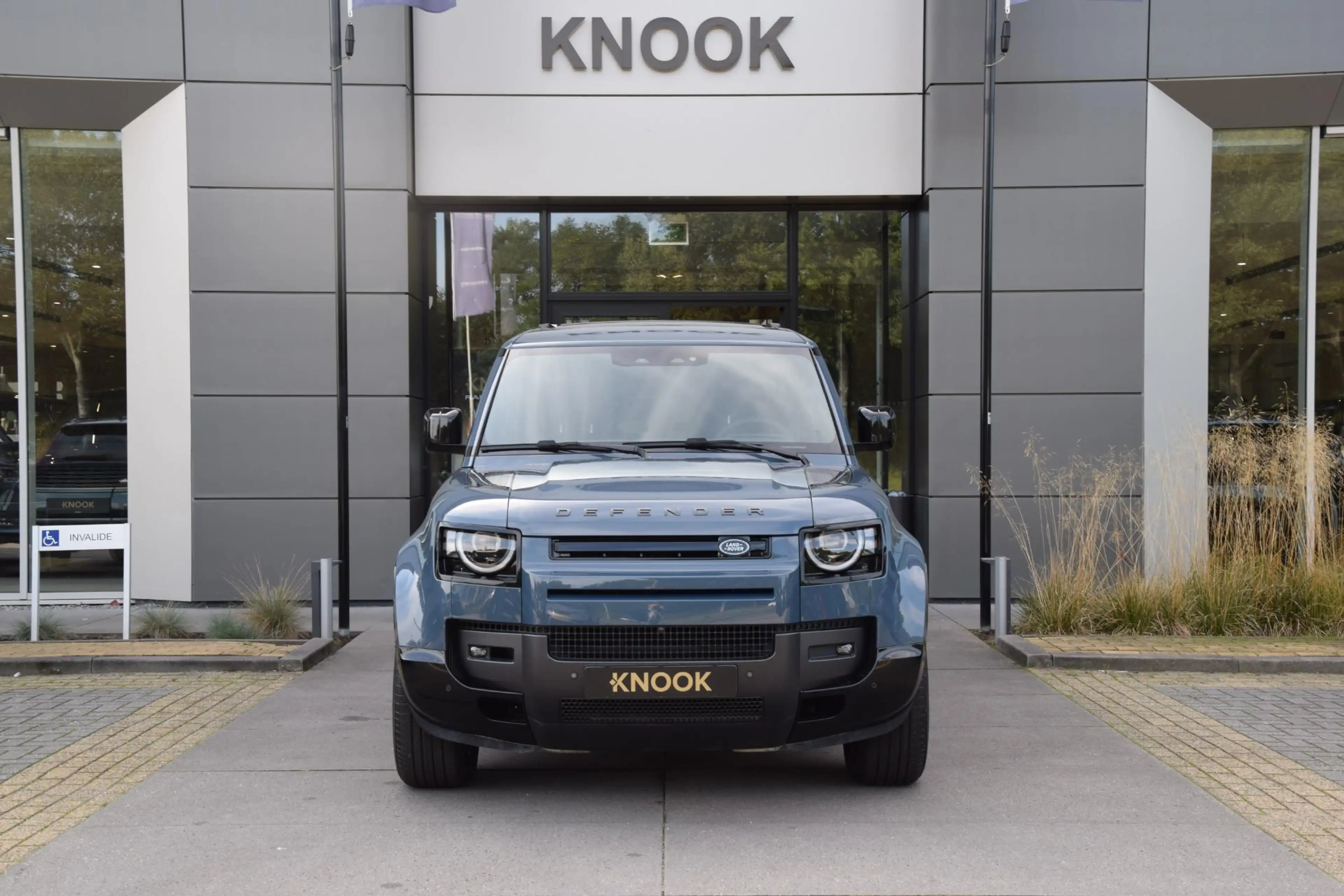 Land Rover Defender 110 2.0 P300e 110 X-Dynamic SE — photo 10