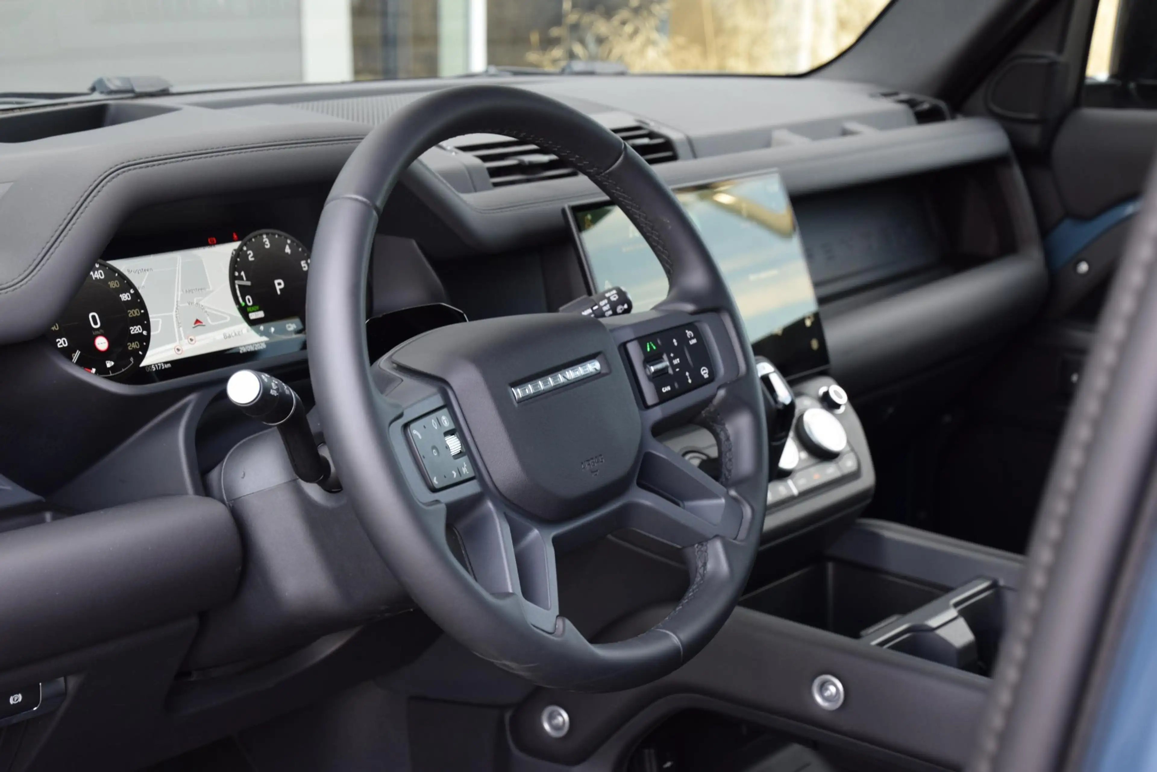 Land Rover Defender 110 2.0 P300e 110 X-Dynamic SE — photo 14