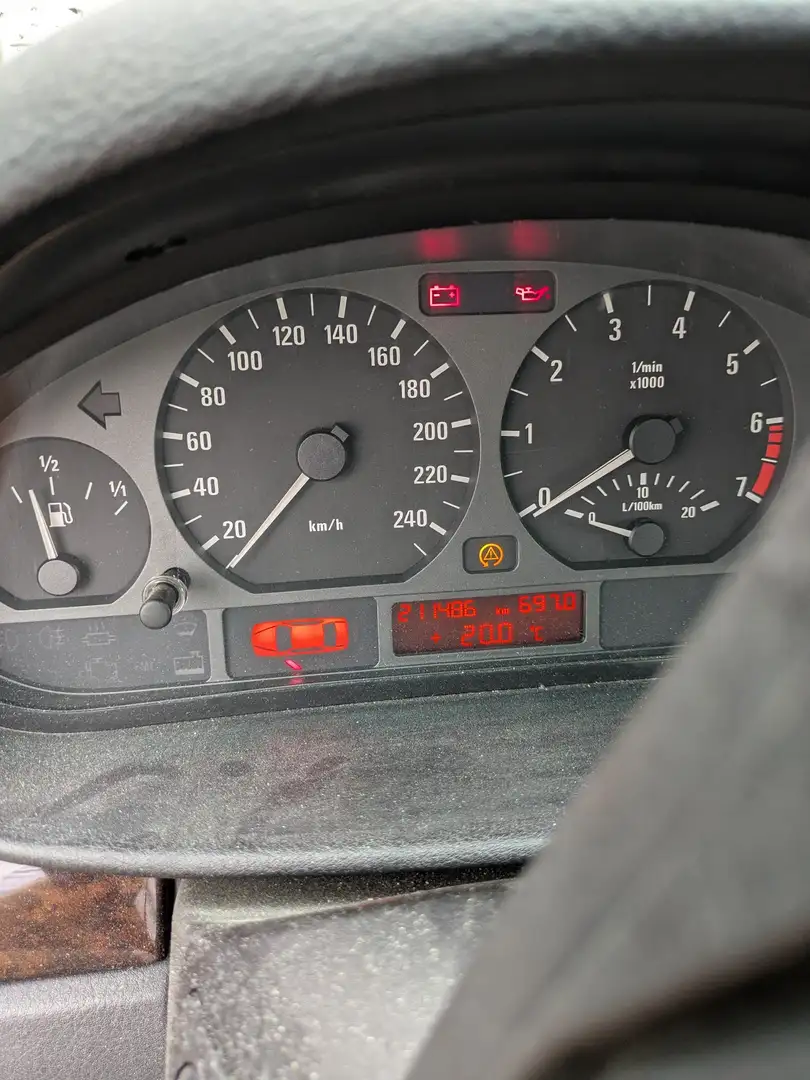 BMW 320 320i - 1