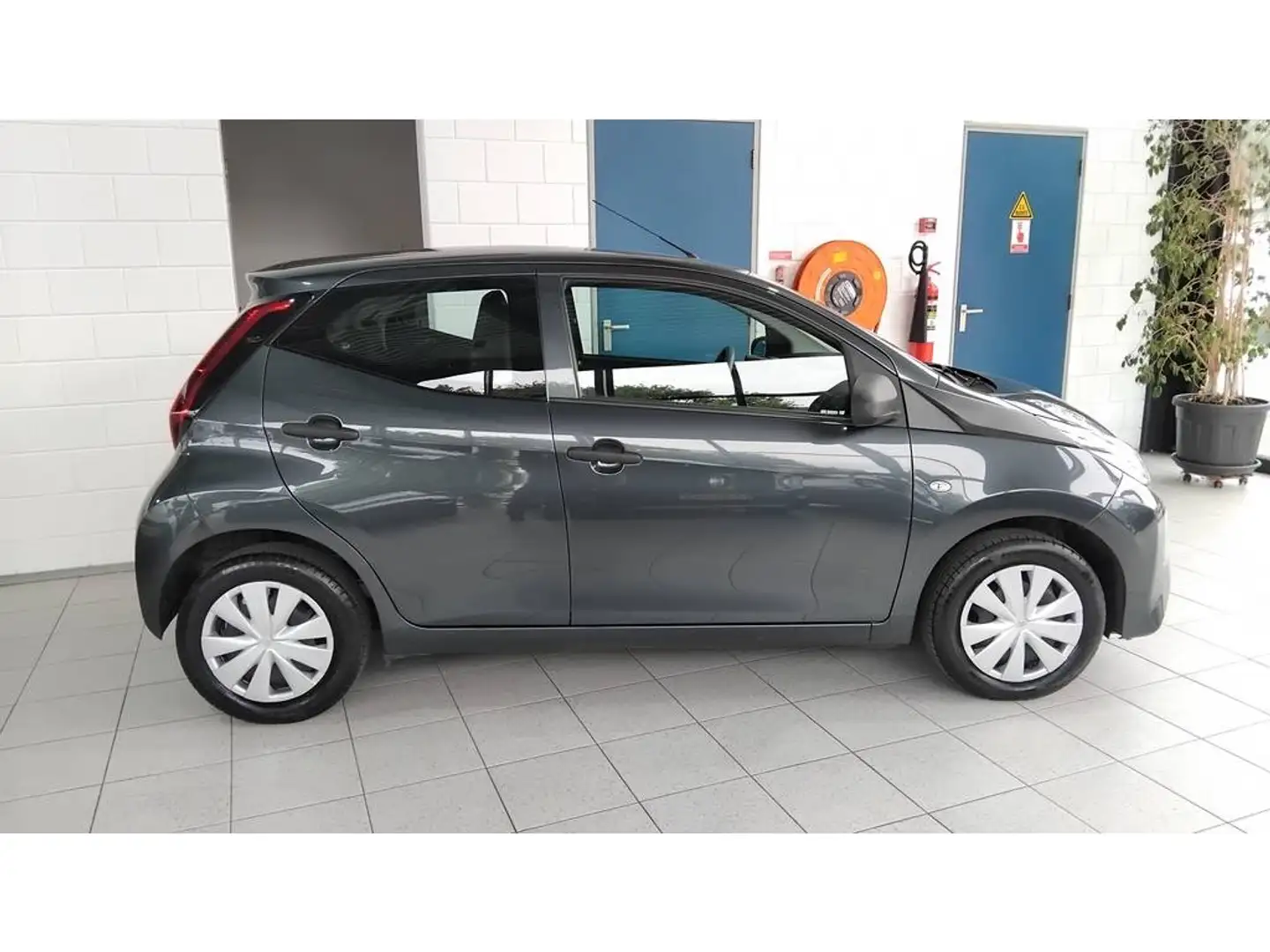 Toyota Aygo 1.0 VVT-i x-fun | Airco | Parksens A | Snelheidsbe Grijs - 2