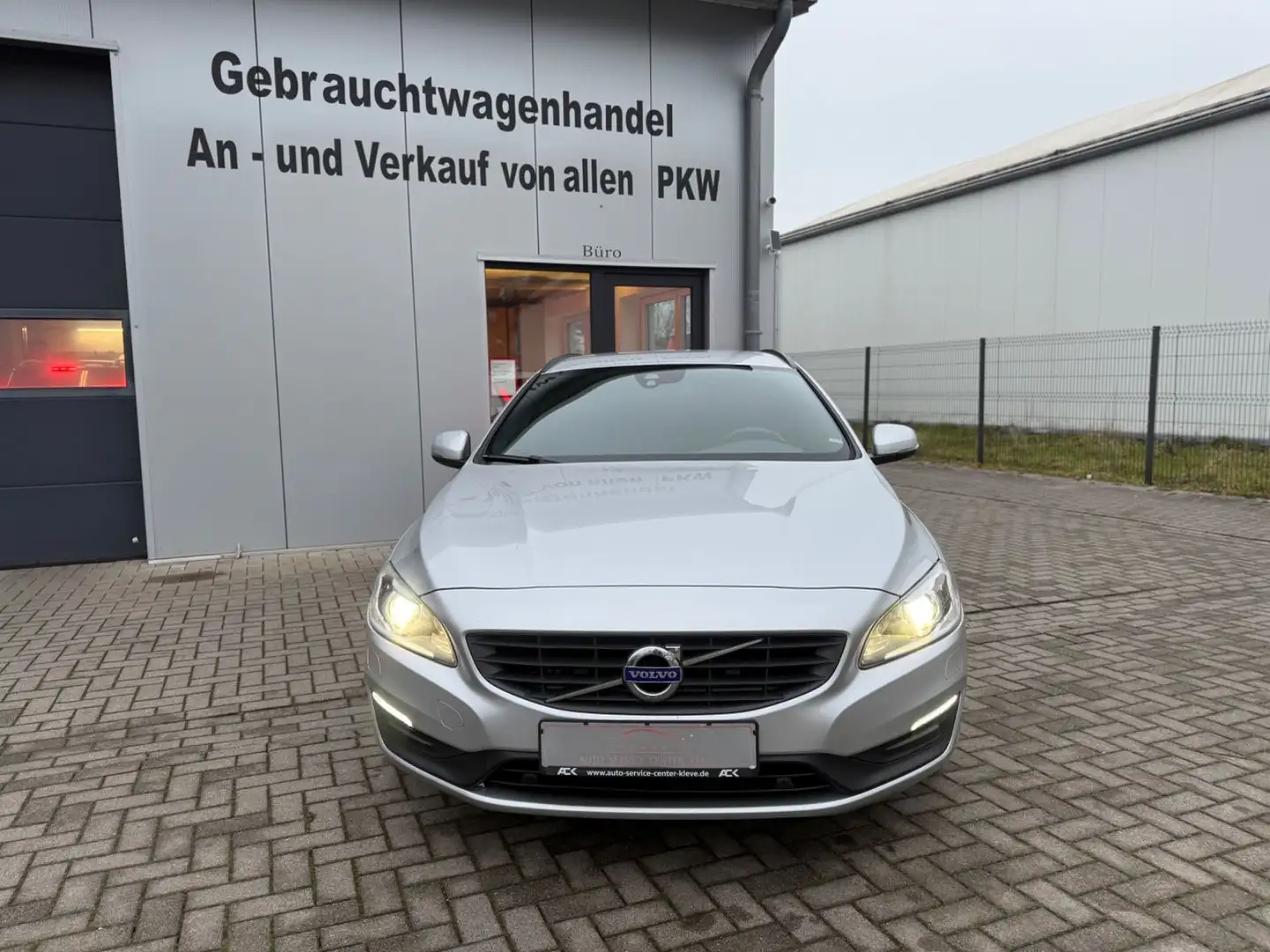 Volvo V60 Kombi Linje Business*AHK*RFK*SHZ*NAVI*SOUNDS Argent - 2