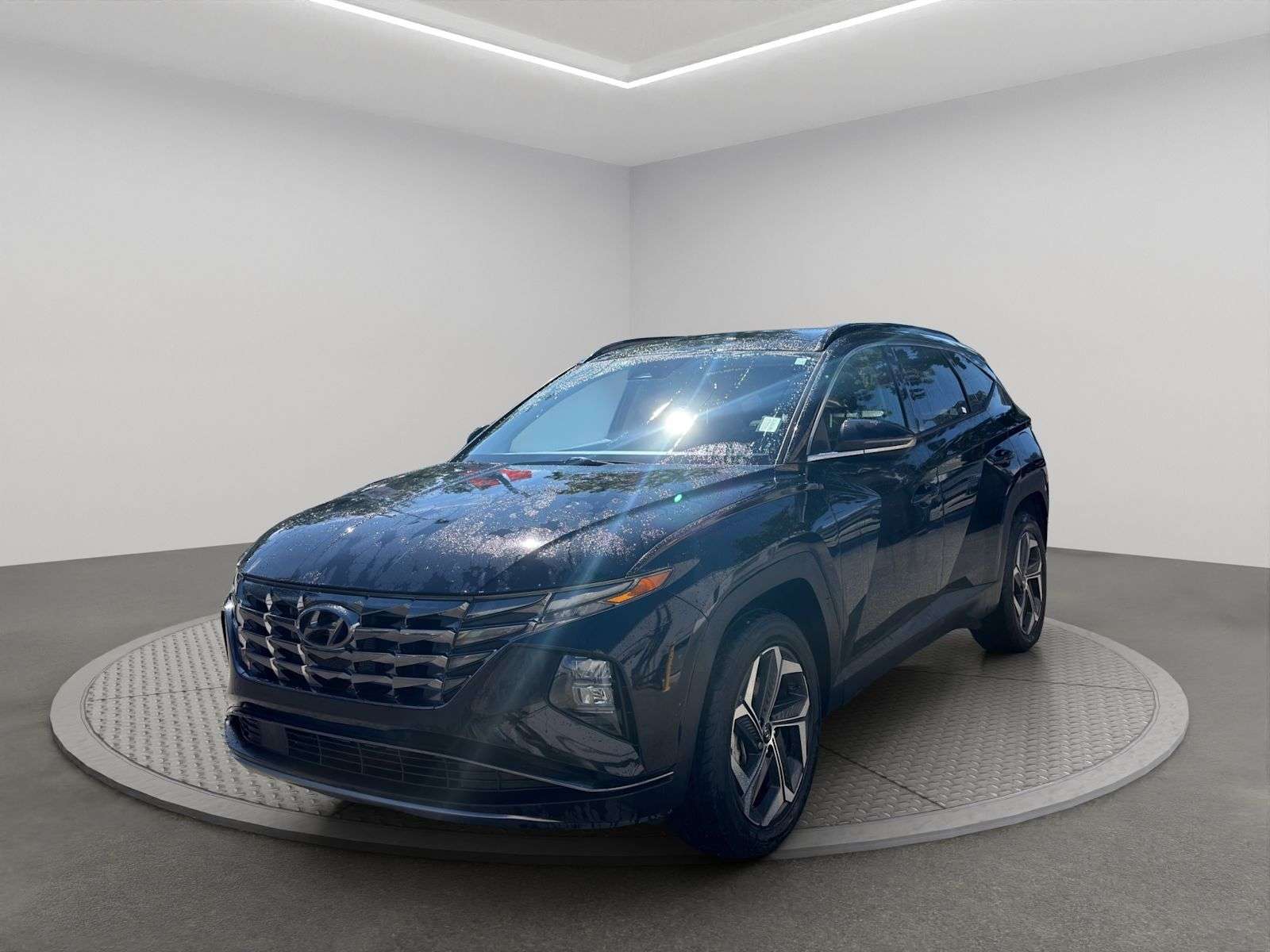 2024 Hyundai Tucson Luxury / Dealer Serviced / Loaded