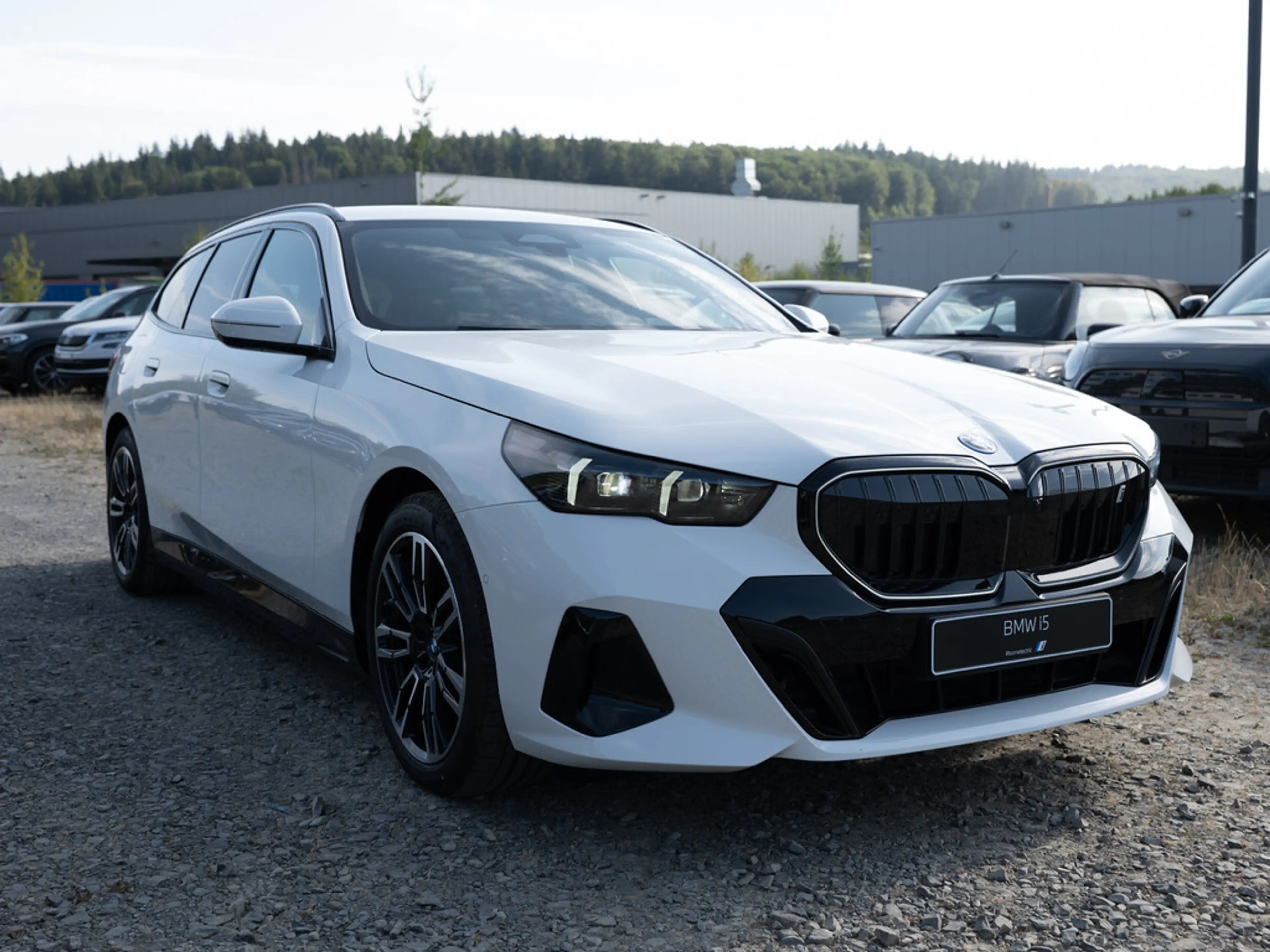 BMW i5 Touring 40 e M-Sport Pro 360° LED HUD ACC — photo 4
