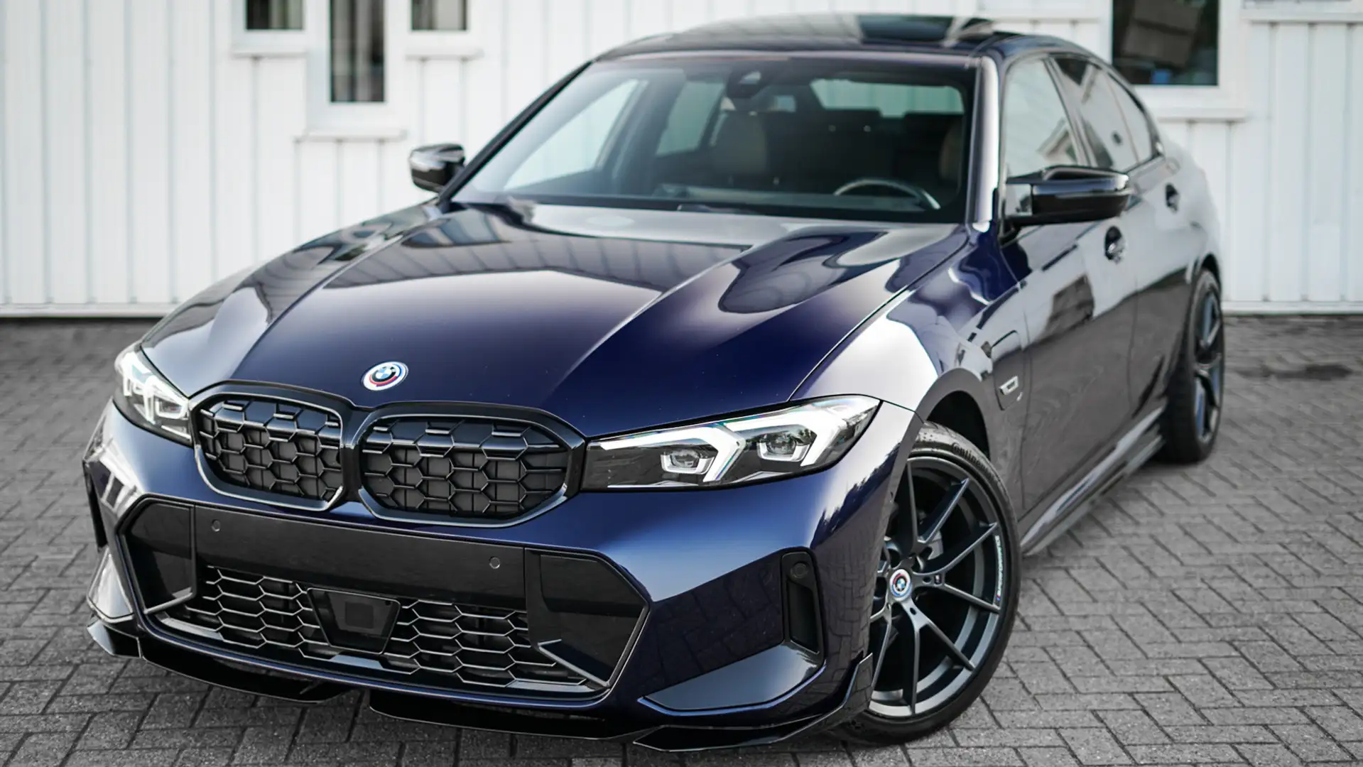 BMW 330 e xDrive*pano*Carbon*Headup*Adaptivecrs*keyless… - 1