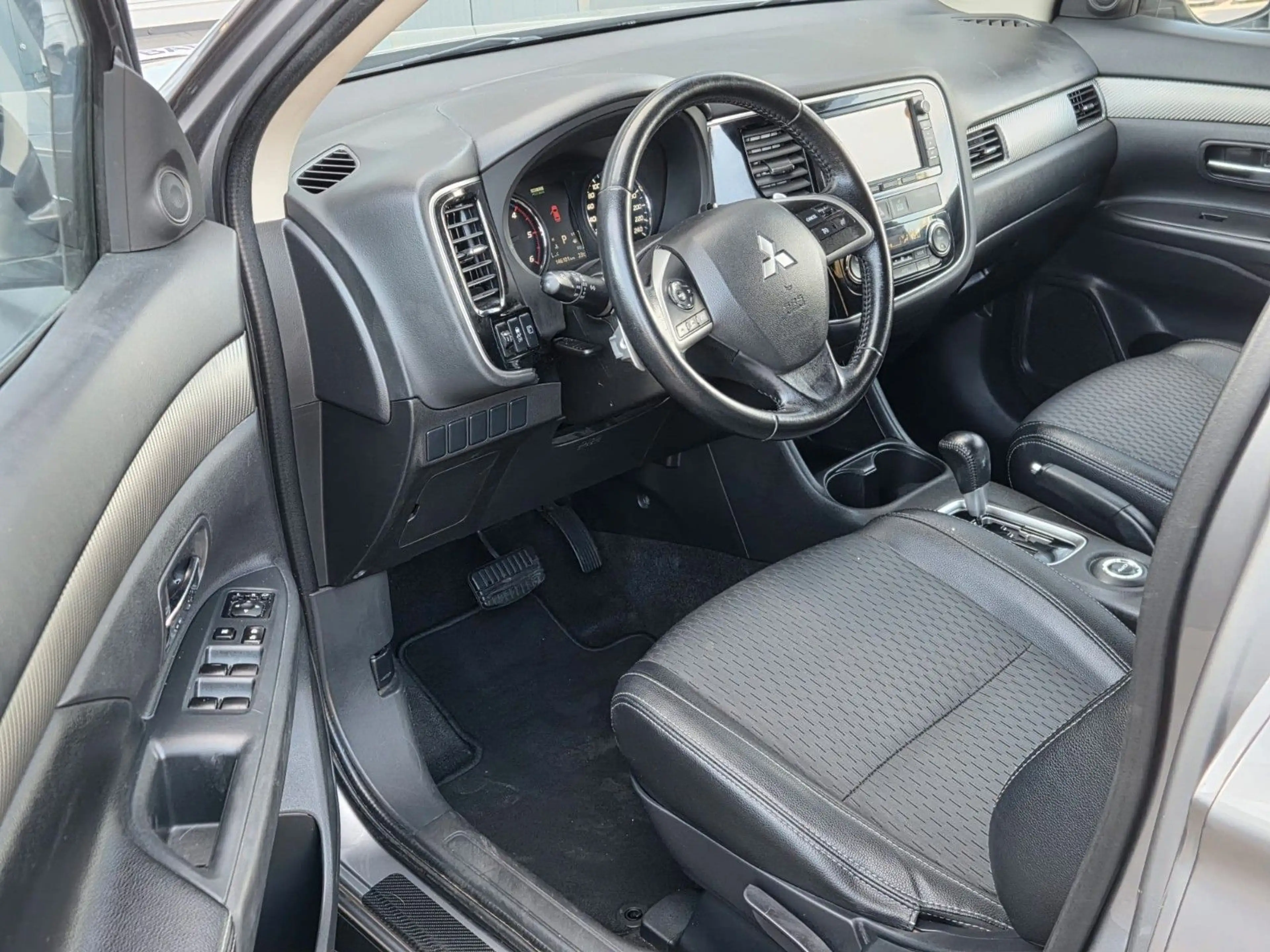 Mitsubishi Outlander Diamant Edition 4WD 2.2 D/KLIMA/AHK — photo 15