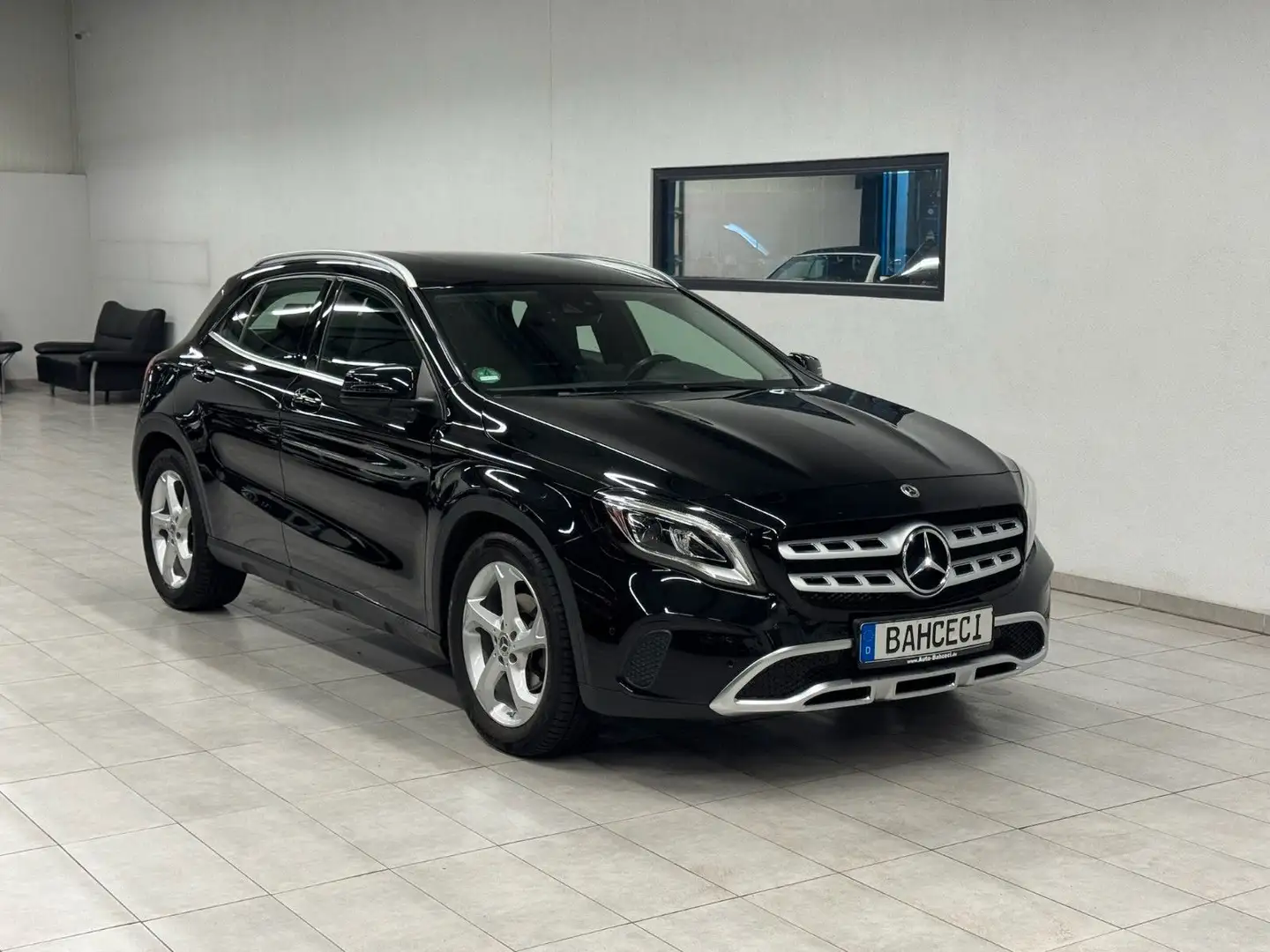 Mercedes-Benz GLA 200 Automatik*LED*AHK*Navi*SHZ*RFK*PDC*Temp* Noir - 1