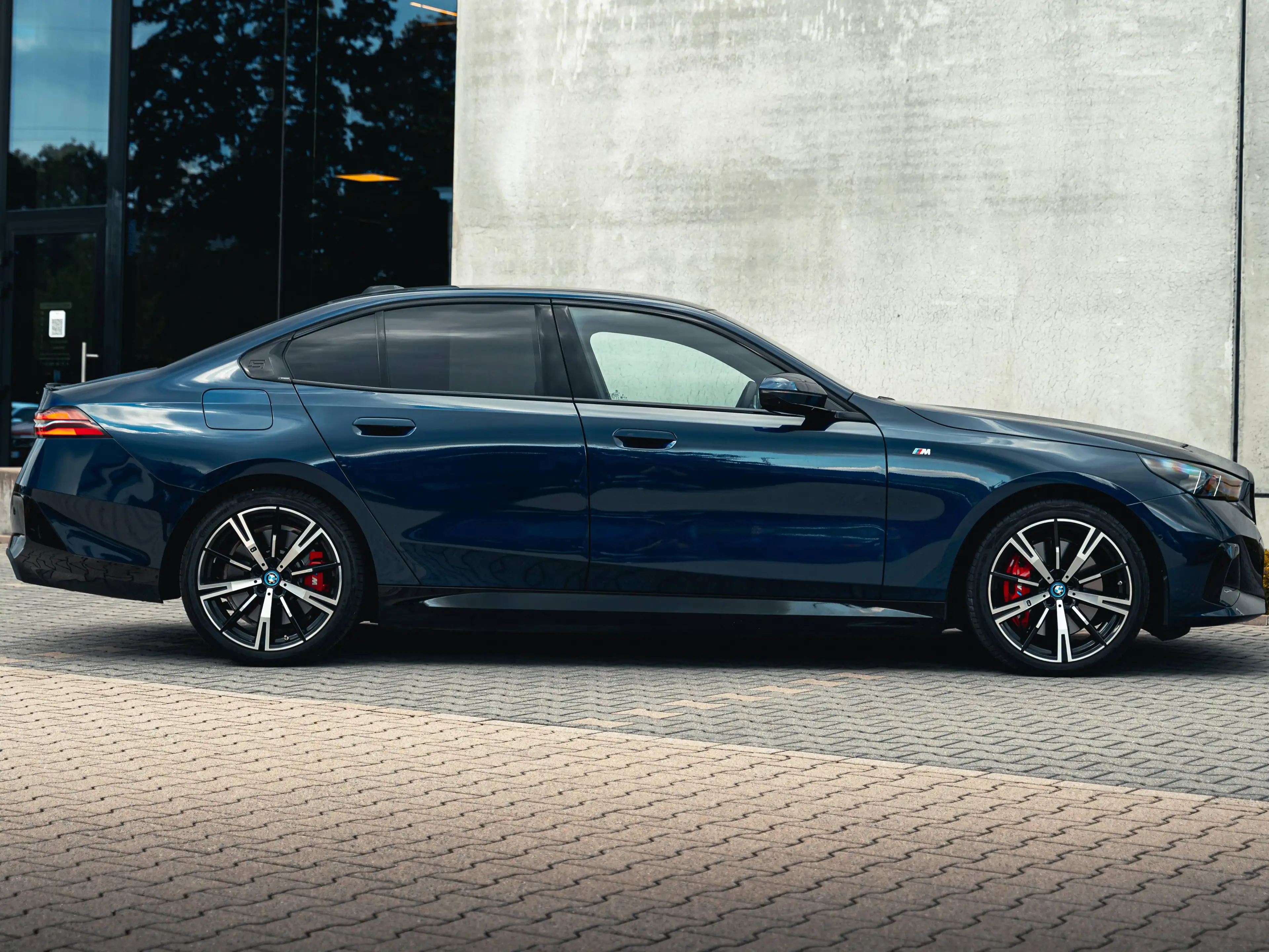BMW 550 e xDrive M Sportpakket Pro/ Iconic Glow/ HUD/ Pano/ 360°/ Bowers&Wilkins/ Stoelventilatie — photo 4
