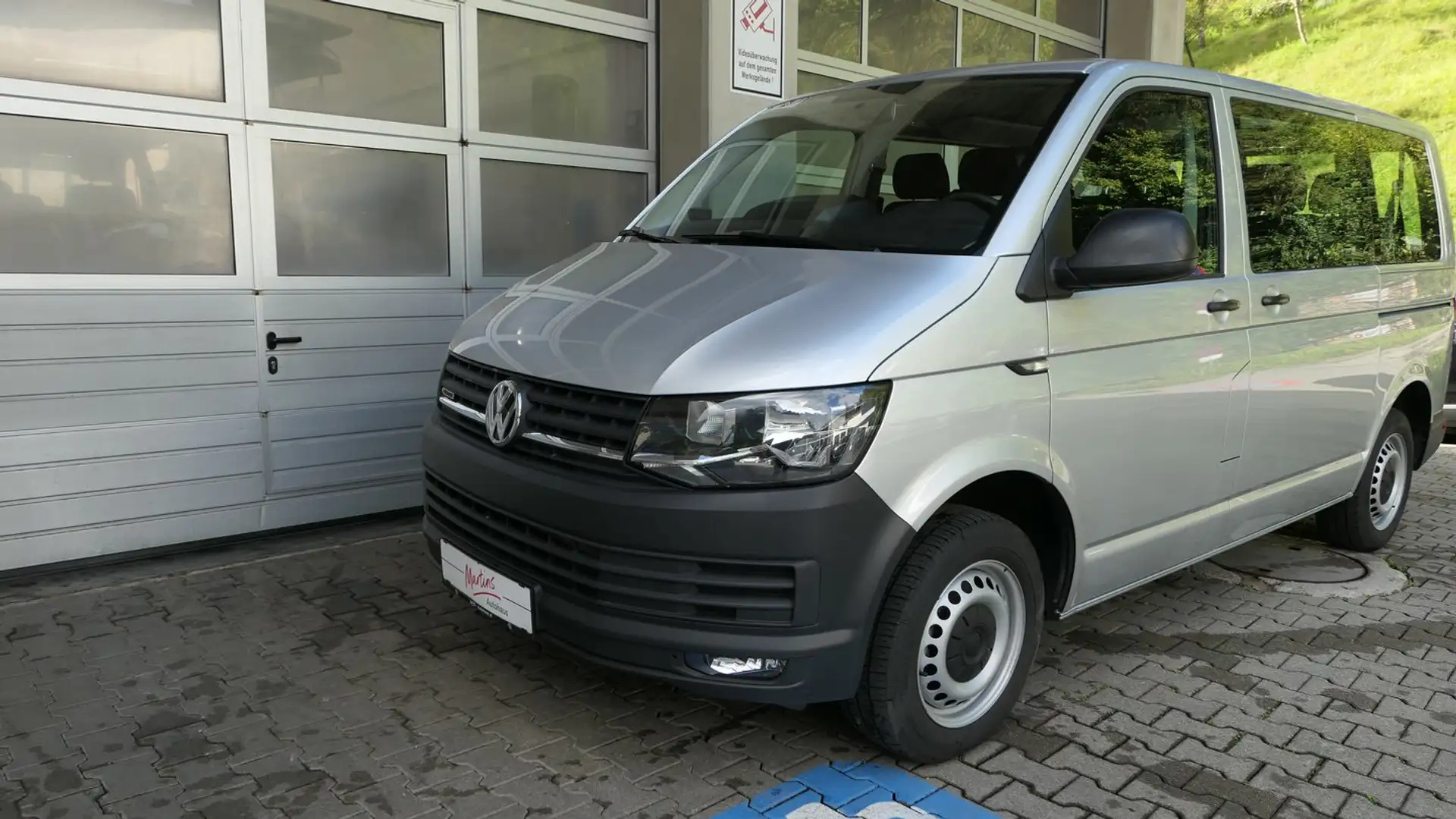 Volkswagen T6.1 Transporter Kombi LR TDI 4MOTION Silber - 1