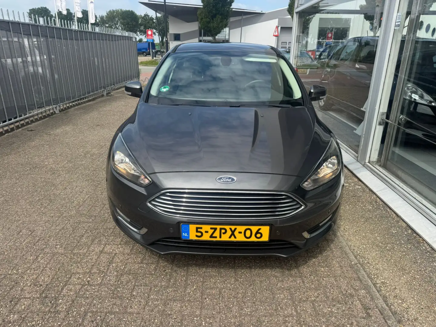 Ford Focus 1.0 Titanium Edition | 3e eigenaar | Airco | Elekt Grijs - 2