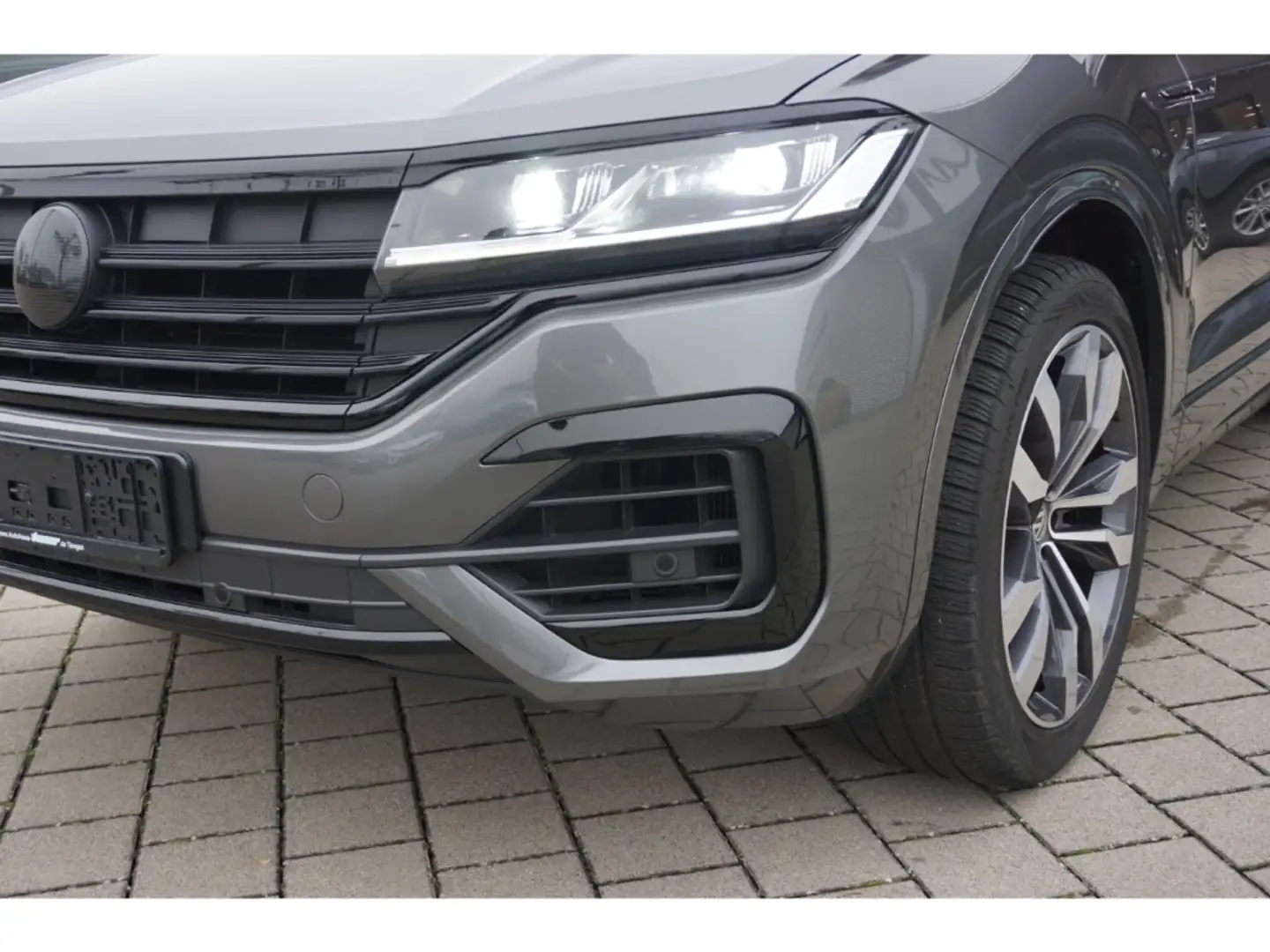 Volkswagen Touareg 3.0 V6 TDI 4M R-Line AHK Pano Navi ACC 21''LM Grau - 2