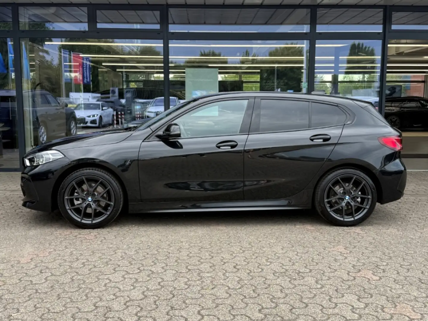 BMW 118 i M Sport Sitzheizung F. u. Bf. Sonnenschutzvergla Schwarz - 2