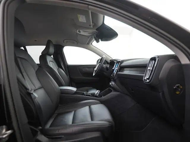 Volvo XC40 view 3