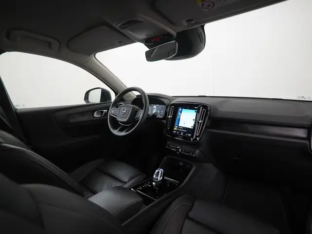 Volvo XC40 view 2