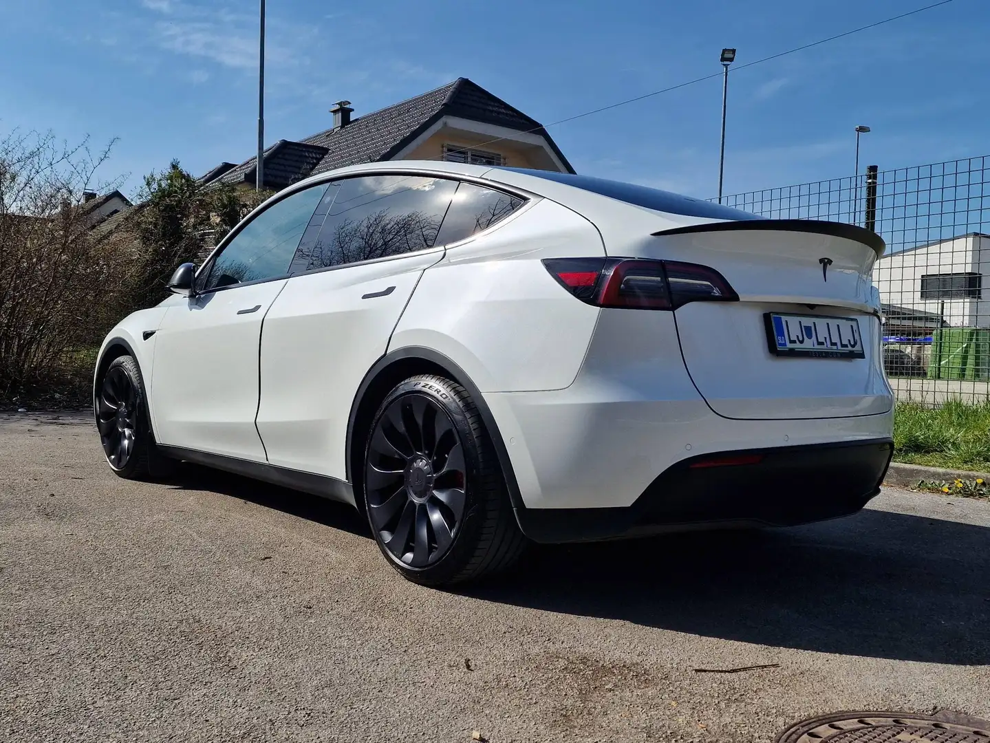 Tesla Model Y Performance Dual Motor AWD Weiß - 2