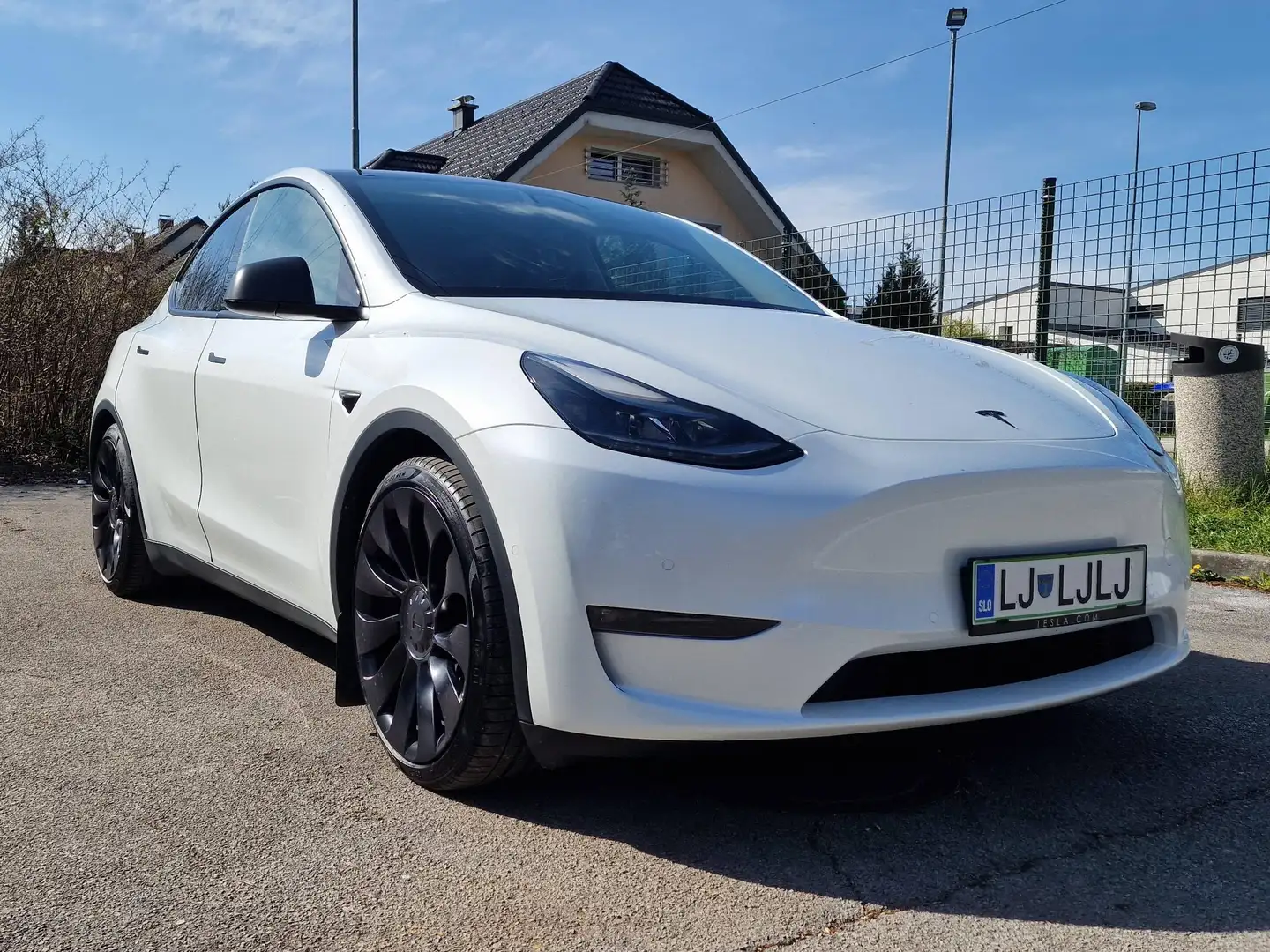 Tesla Model Y Performance Dual Motor AWD Weiß - 1