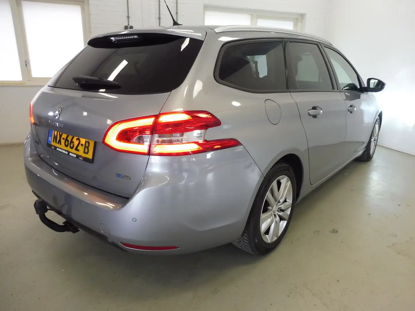 Peugeot 308 SW 1.2 PureTech Blue Lion Trekhaak | Navi | Cruise Grijs - 2
