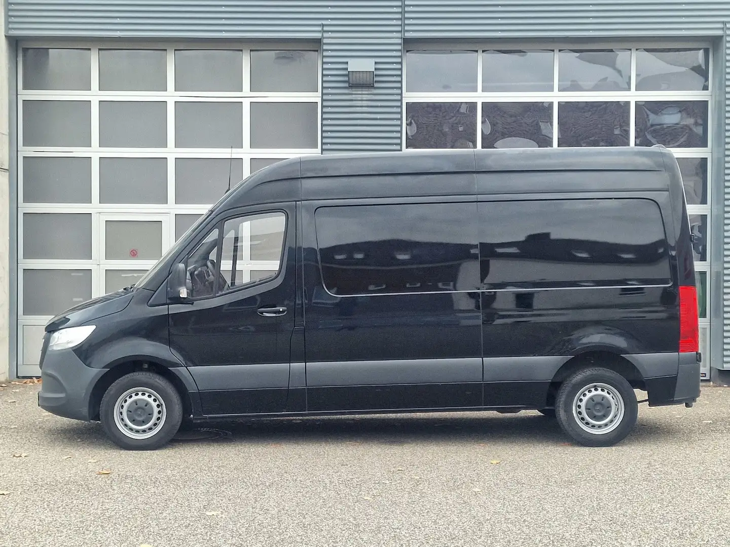 Mercedes-Benz Sprinter 211 CDI FWD L2 Klima AHK Zwart - 2