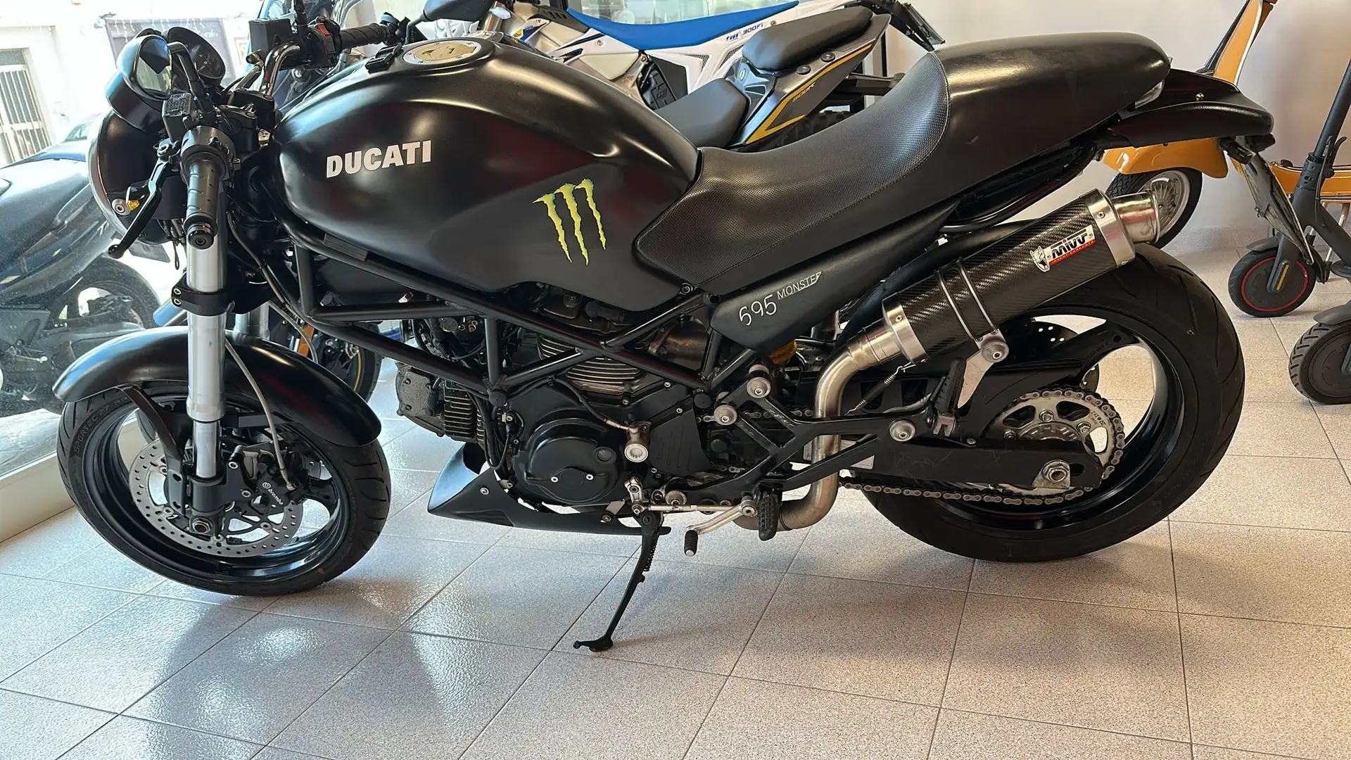 Ducati Monster 695 - 1