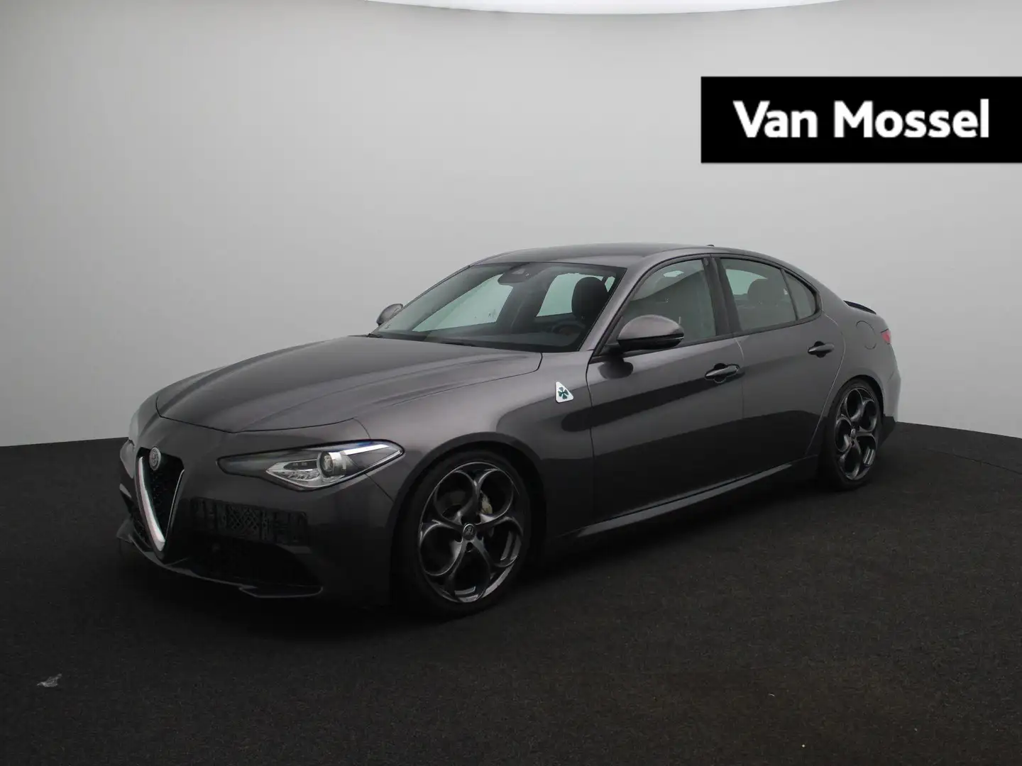 Alfa Romeo Giulia 2.0T Aut. 300pk | Grigio Vesuvio | 19'' Velgen | X Grijs - 1