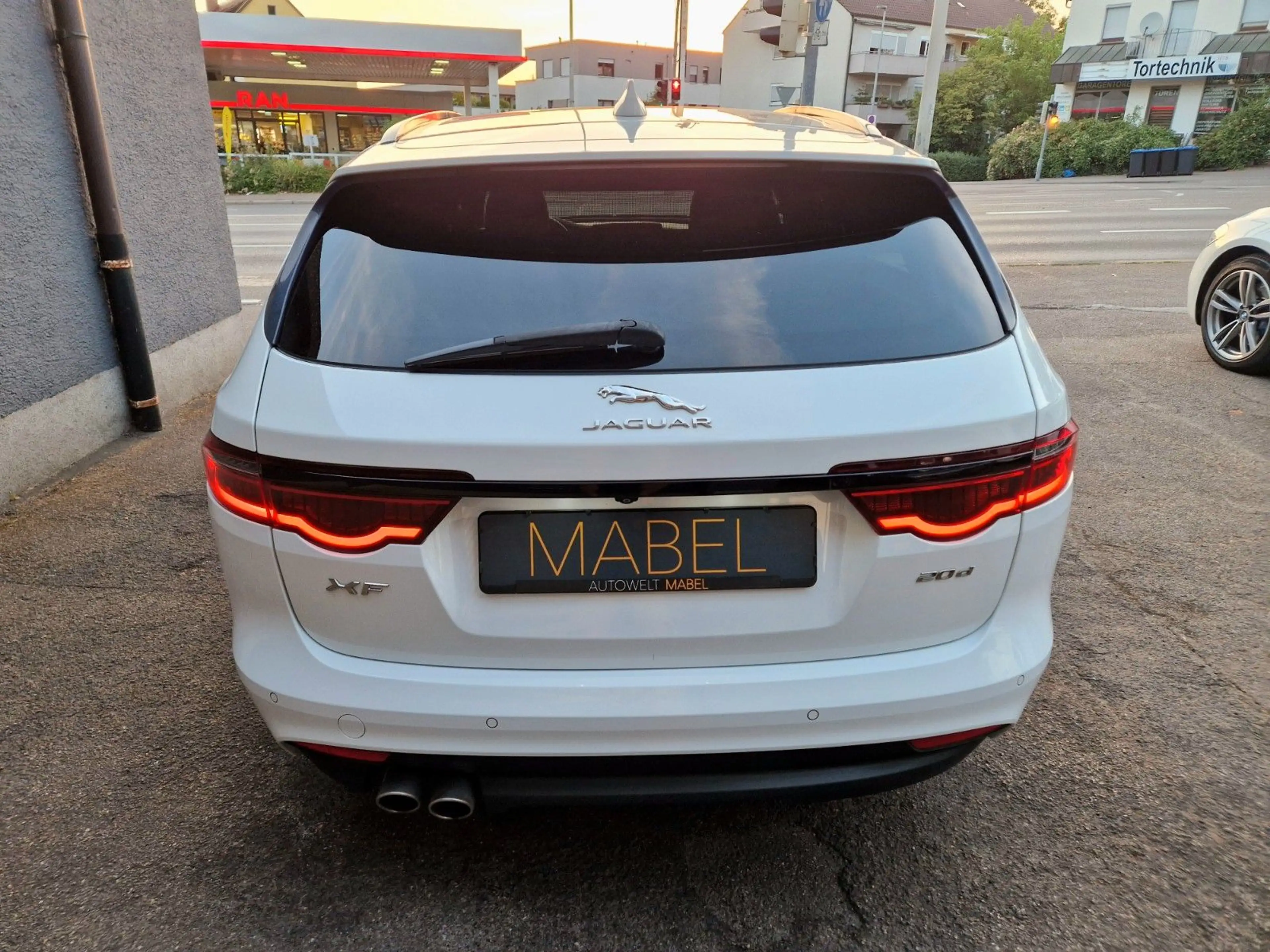 Jaguar XF 20d 180PS R-Sport Sportbrake Automatik — photo 36
