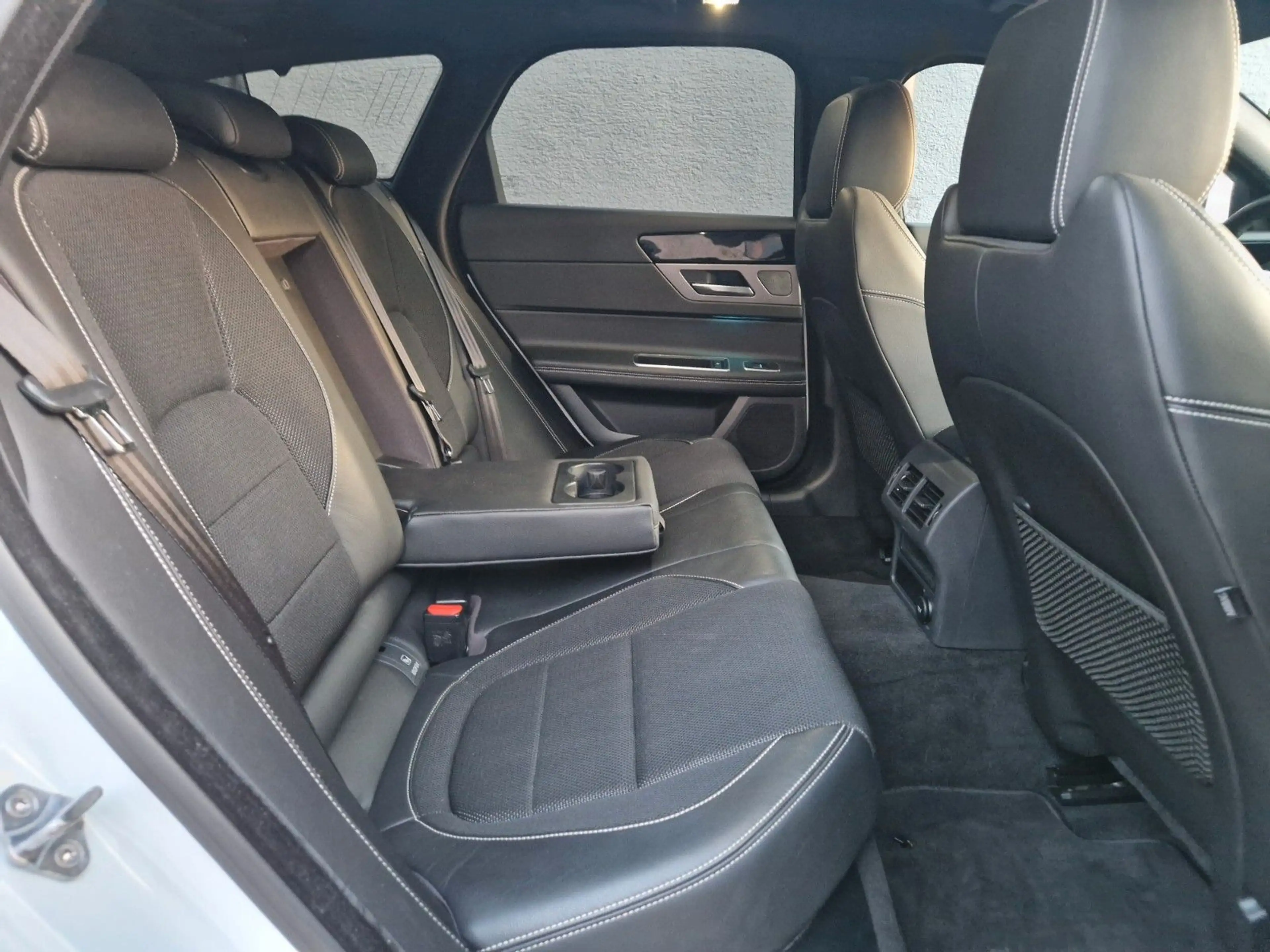 Jaguar XF 20d 180PS R-Sport Sportbrake Automatik — photo 16