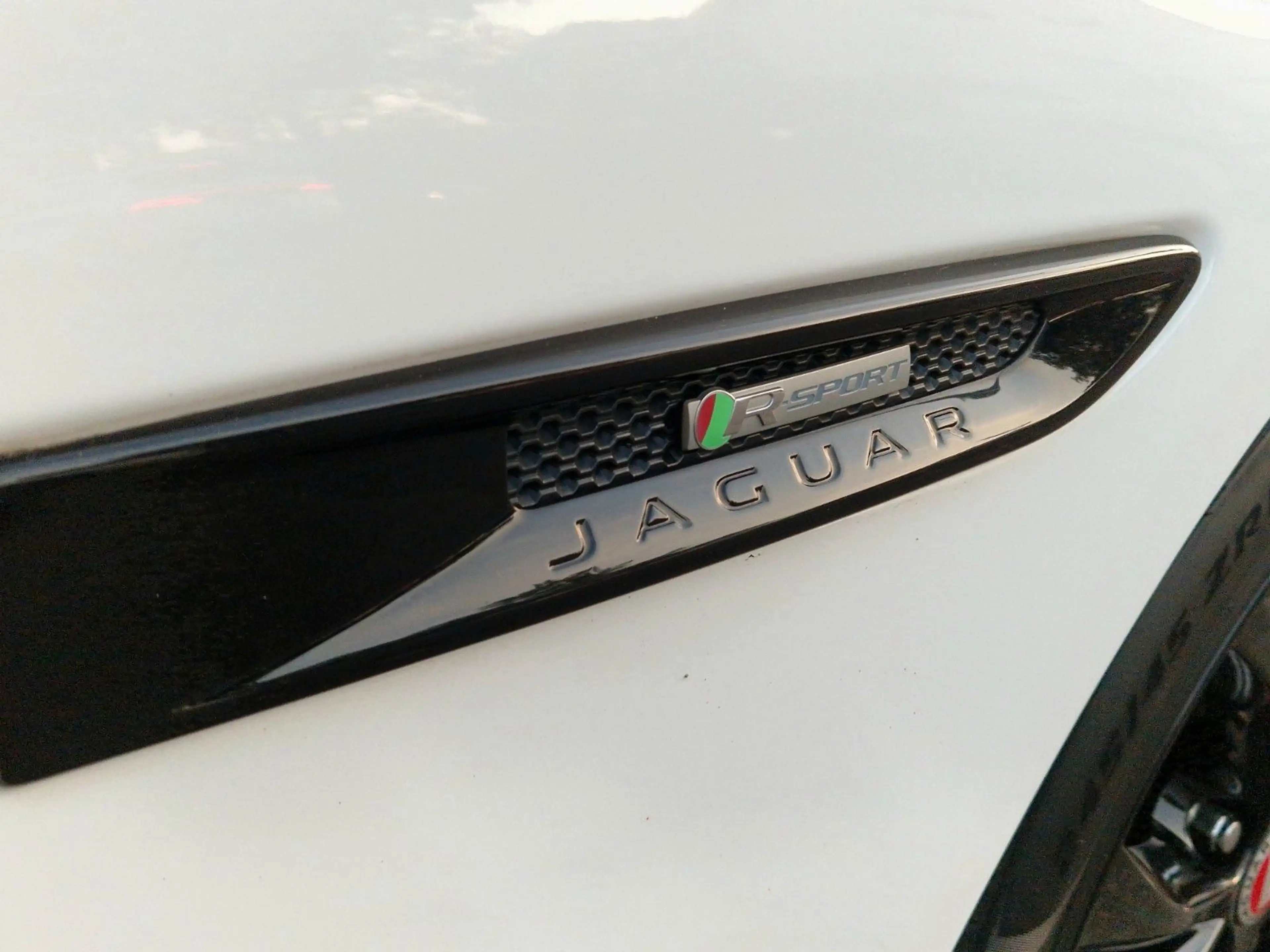 Jaguar XF 20d 180PS R-Sport Sportbrake Automatik — photo 34