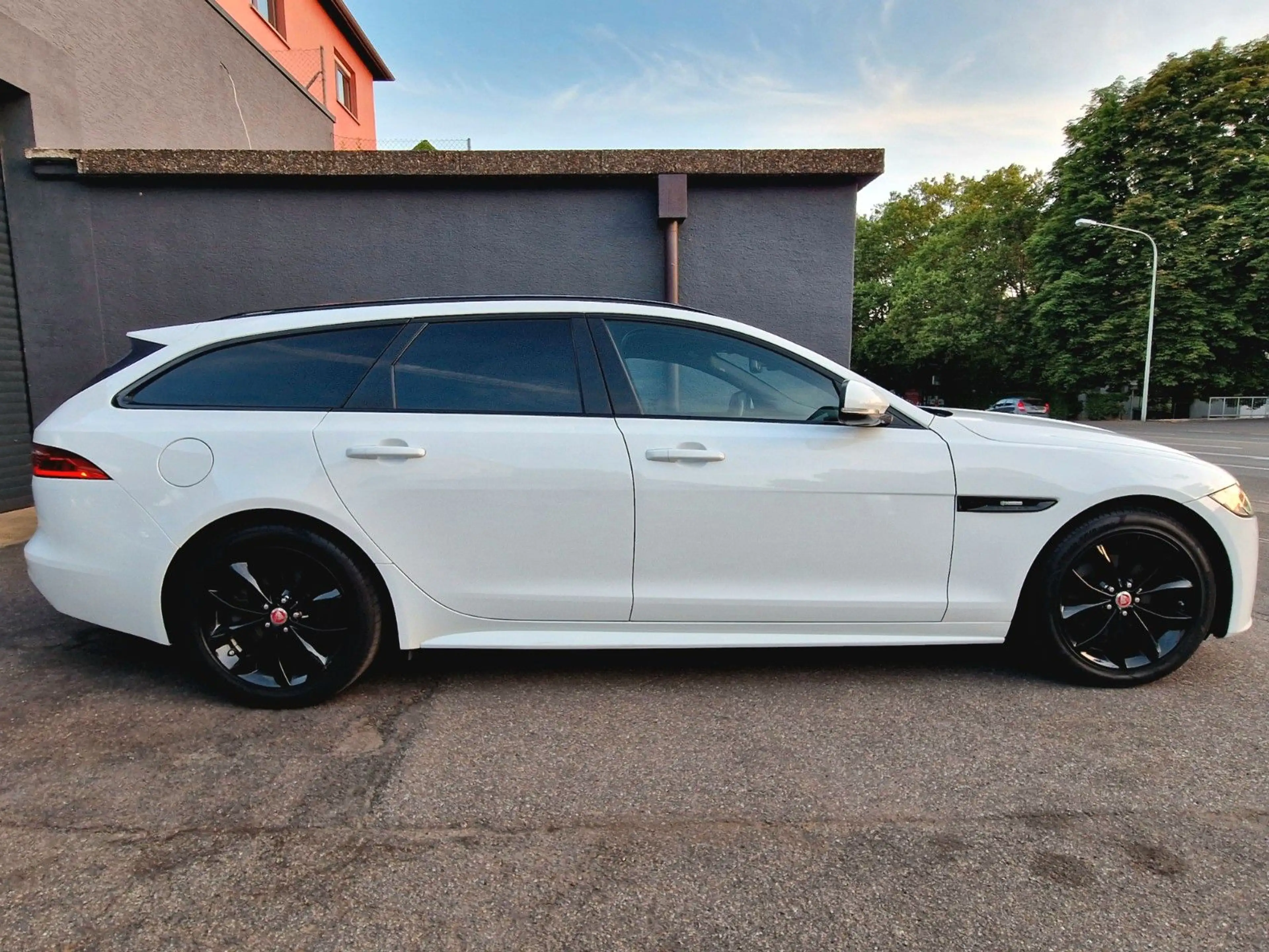 Jaguar XF 20d 180PS R-Sport Sportbrake Automatik — photo 4