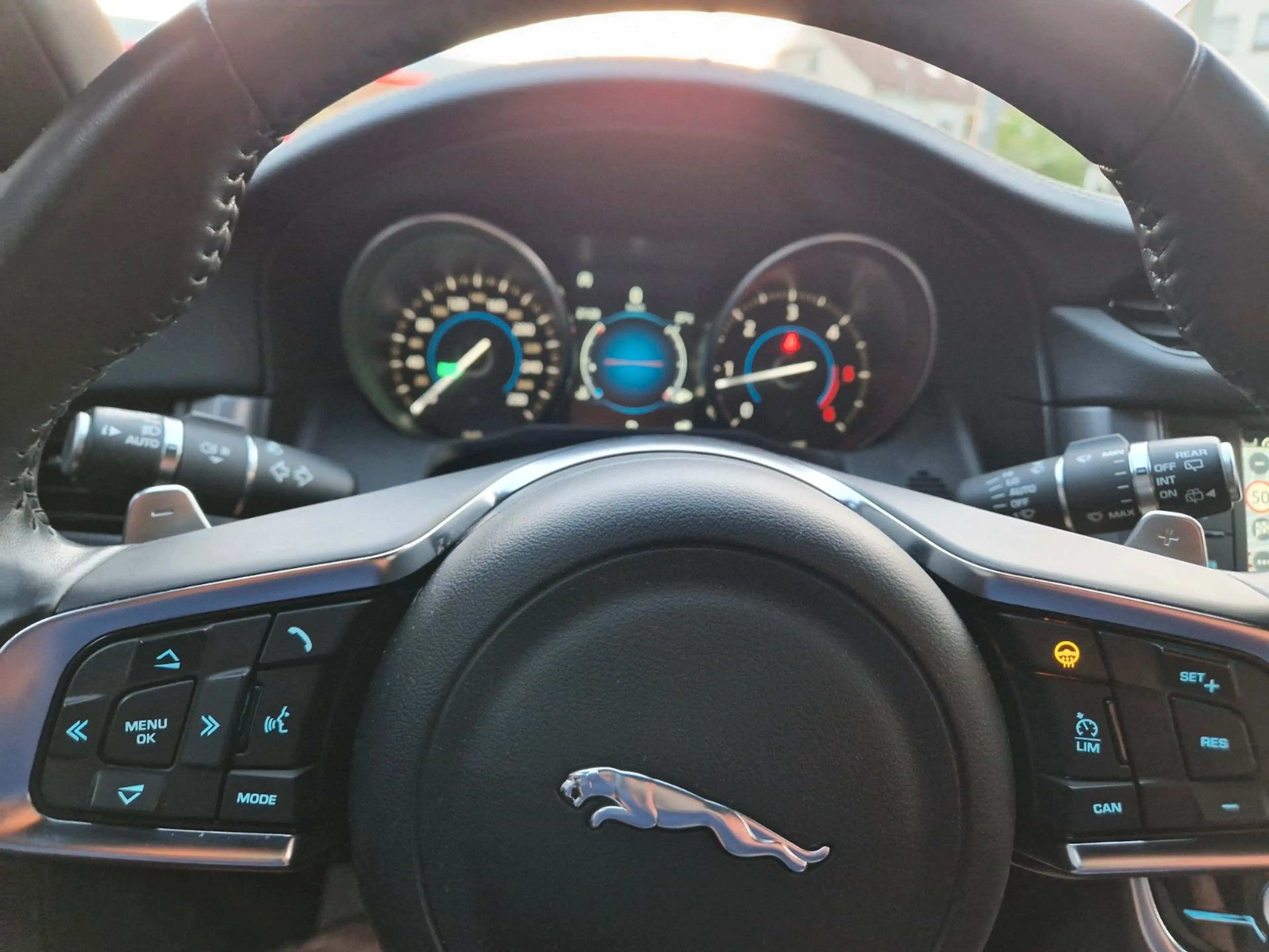 Jaguar XF 20d 180PS R-Sport Sportbrake Automatik — photo 19