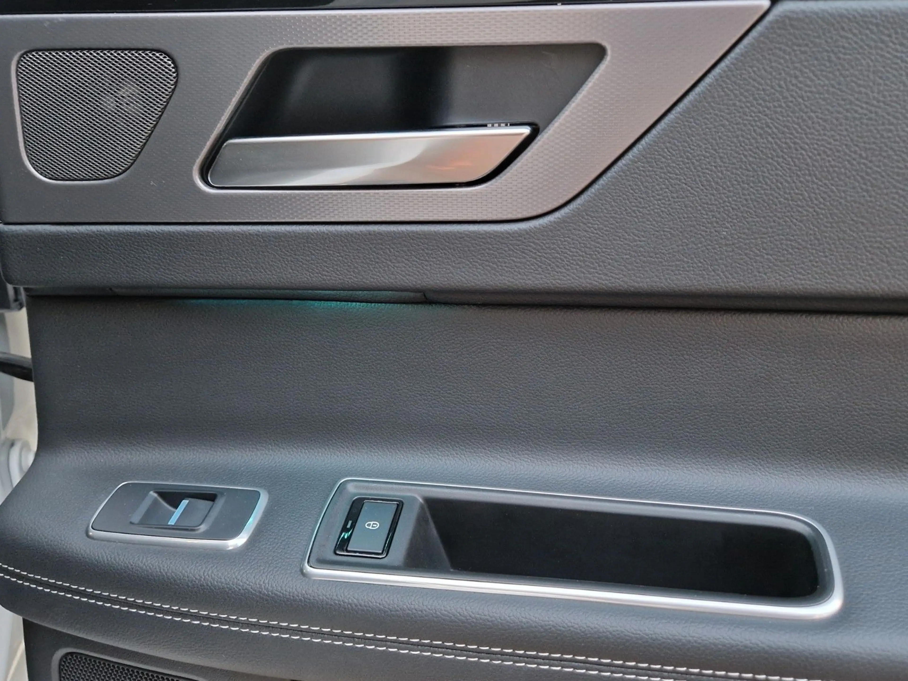 Jaguar XF 20d 180PS R-Sport Sportbrake Automatik — photo 28